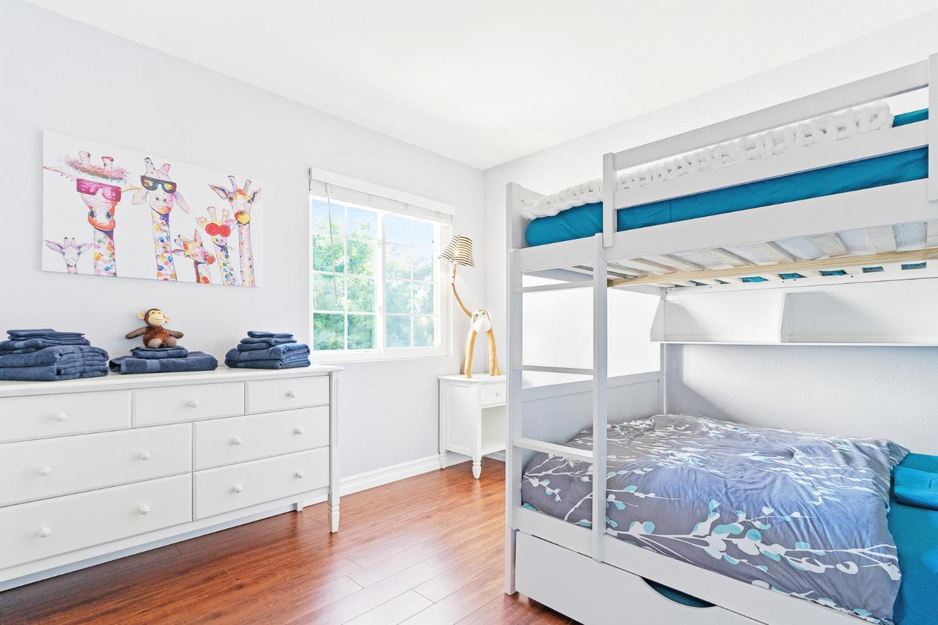 Four-Bedroom House photo 2