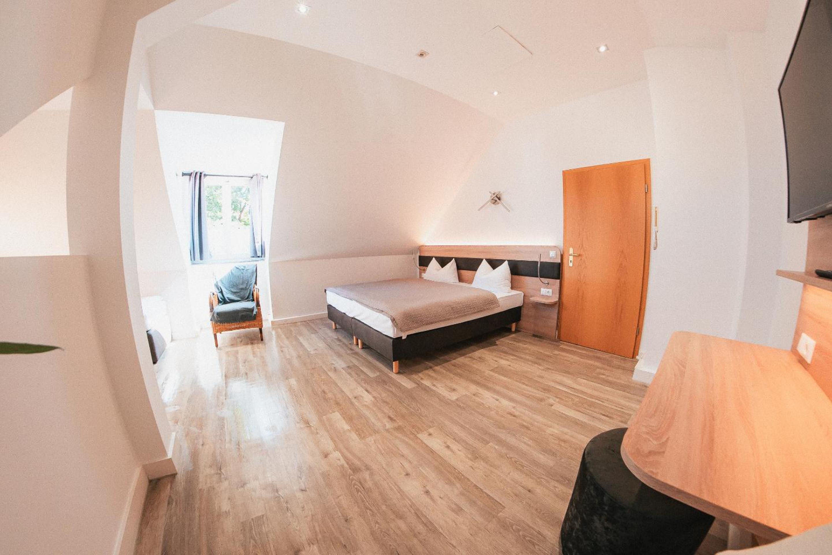 One-Bedroom Suite - Photo 4