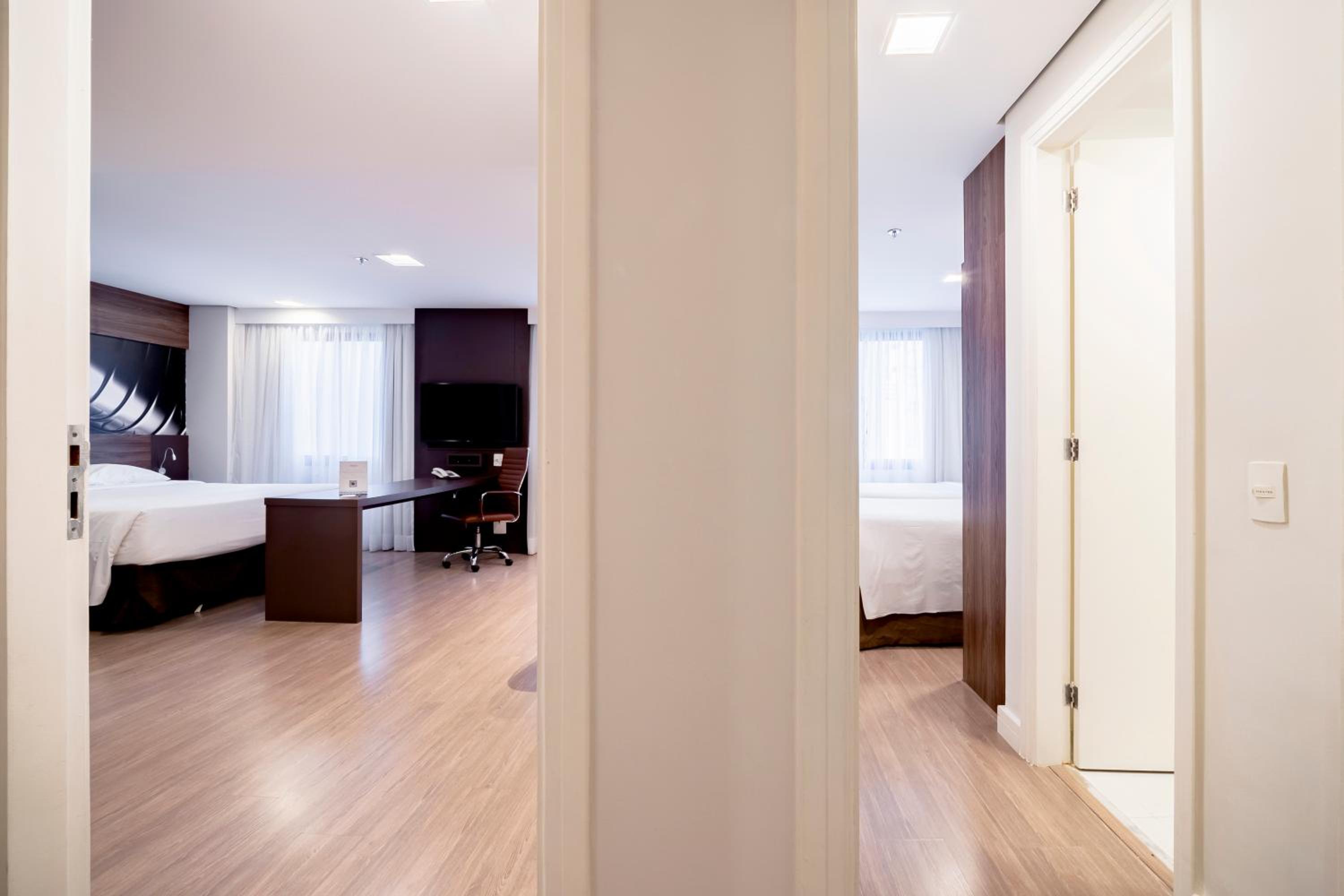 Junior Suite with King Bed and Twin Beds - Photo 5