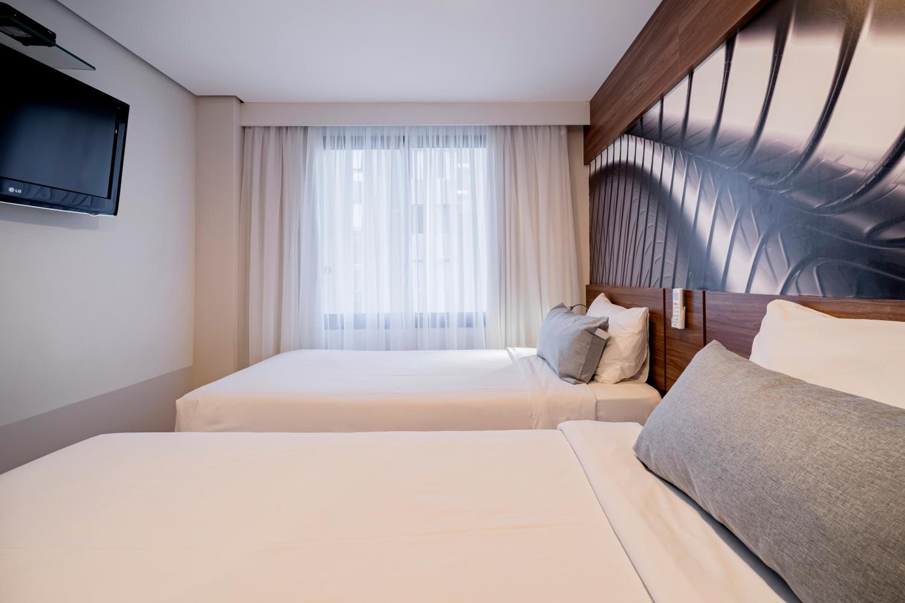 Junior Suite with King Bed and Twin Beds - Photo 6