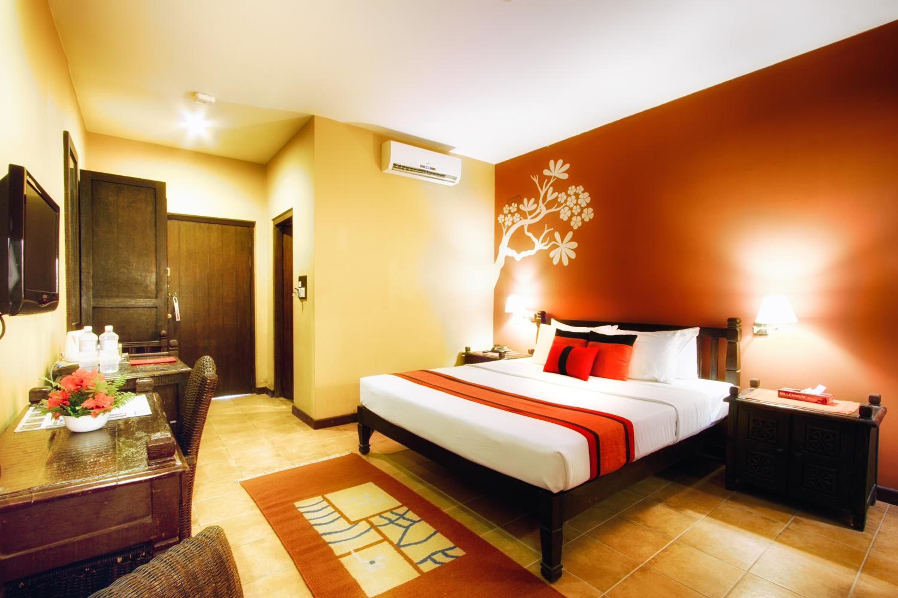 Deluxe Room with Balcony - Photo 14