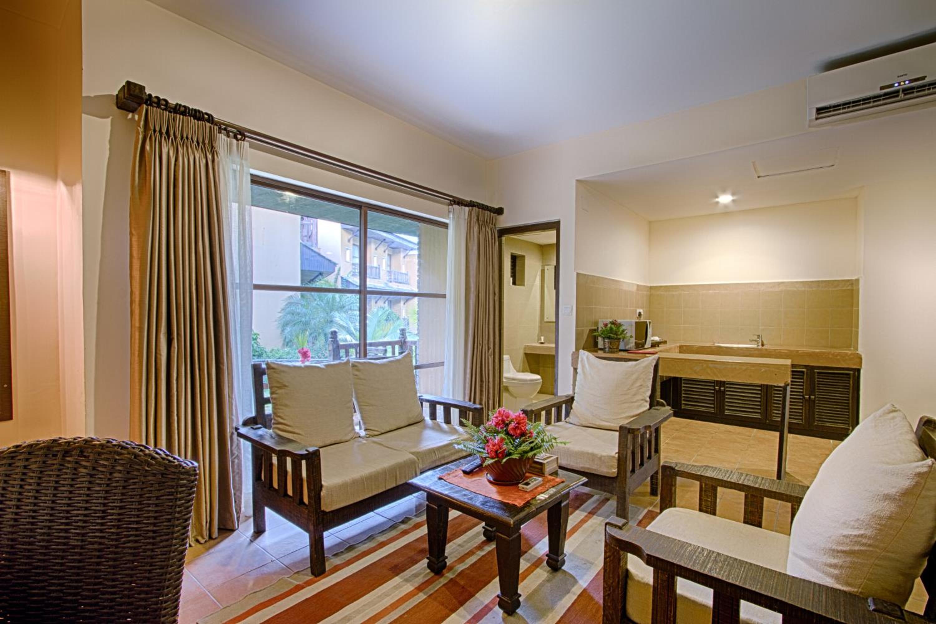 Family Suite with Balcony - Photo 6