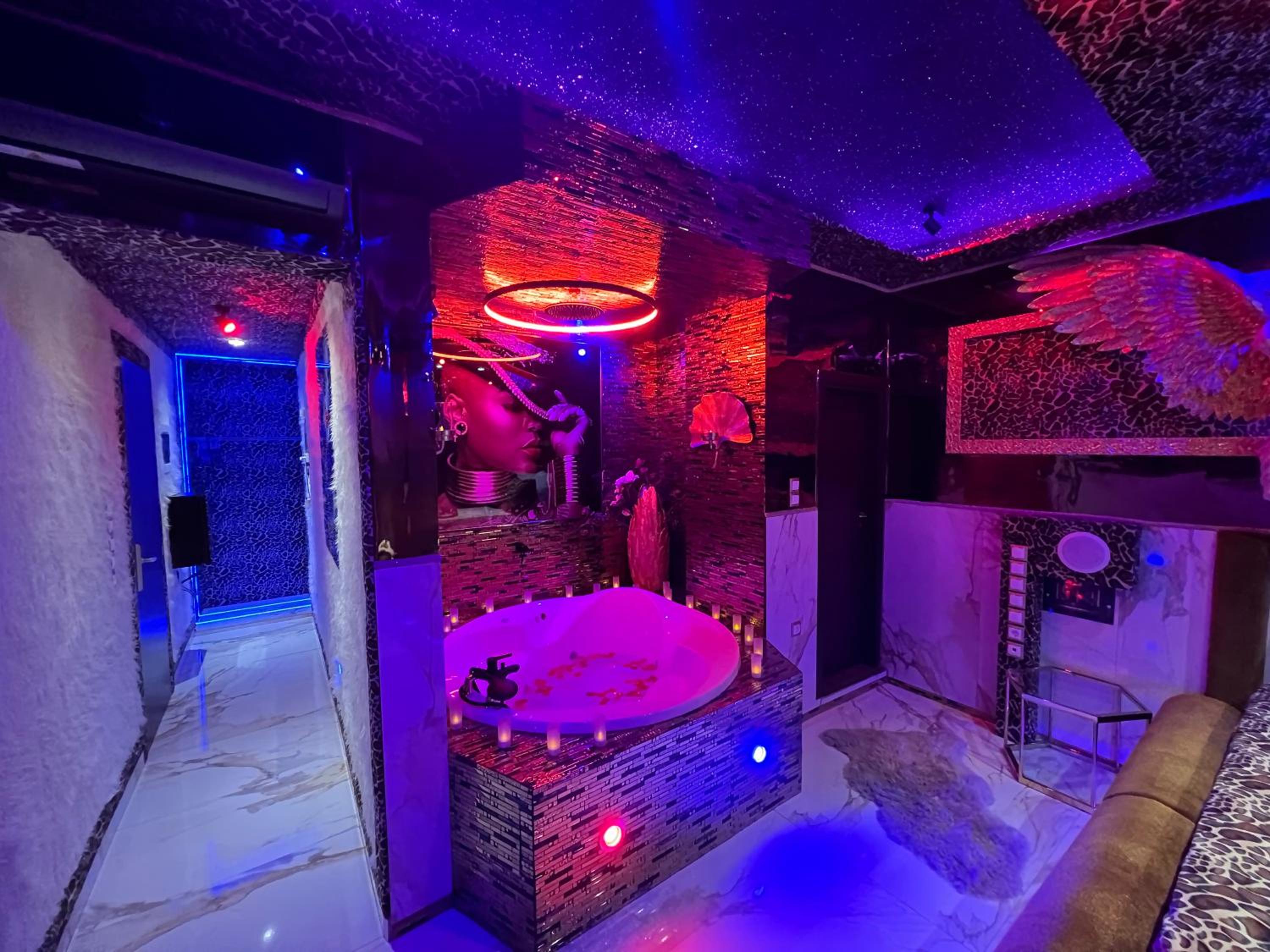 King Suite with Spa Bath photo 2