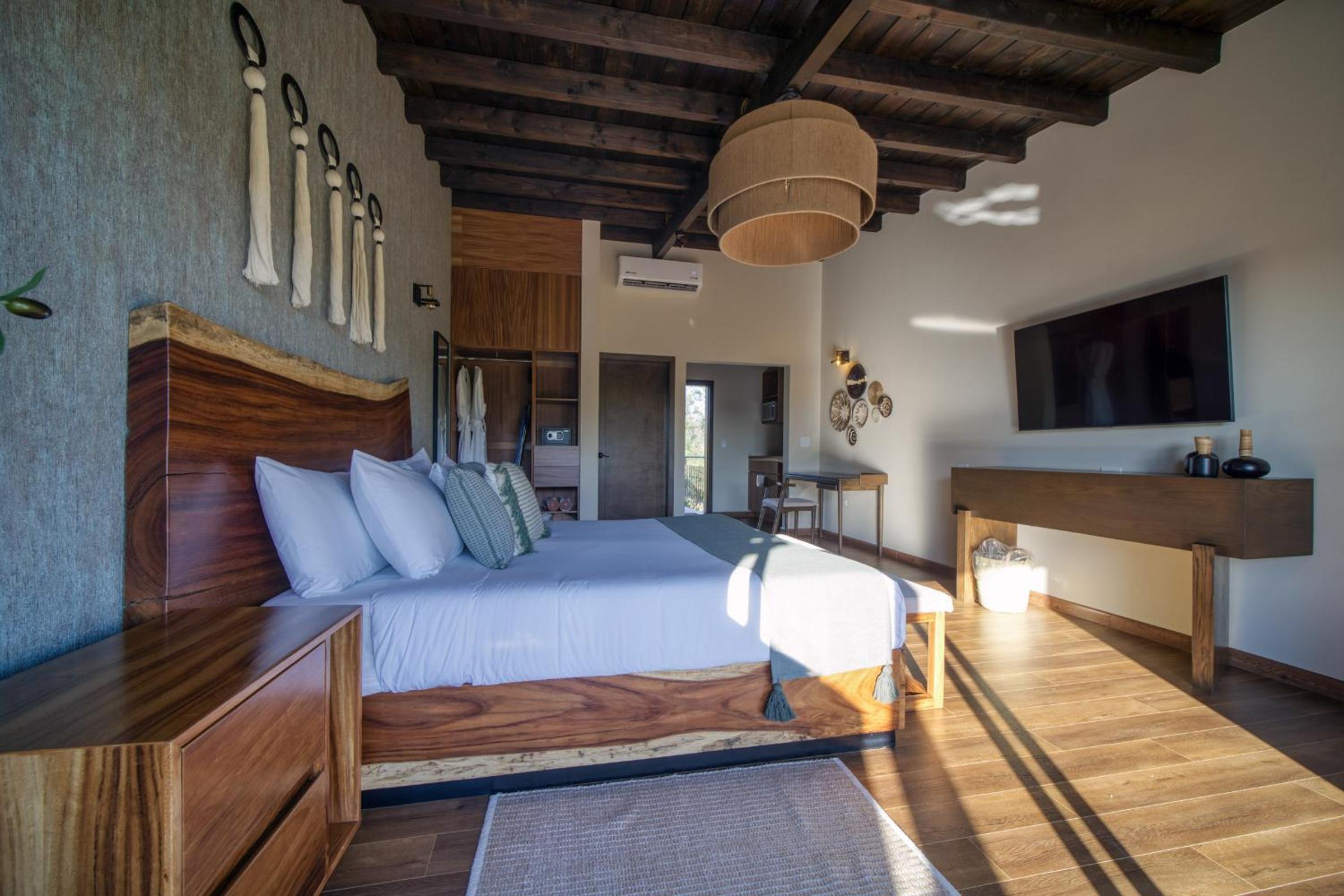 King Suite with Balcony photo 2