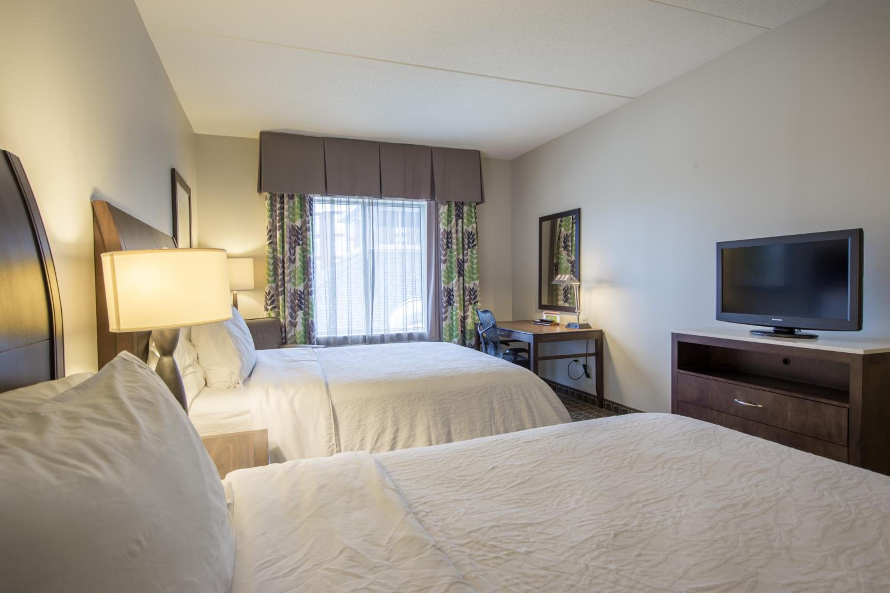 Queen Room with Two Queen Beds - Photo 3