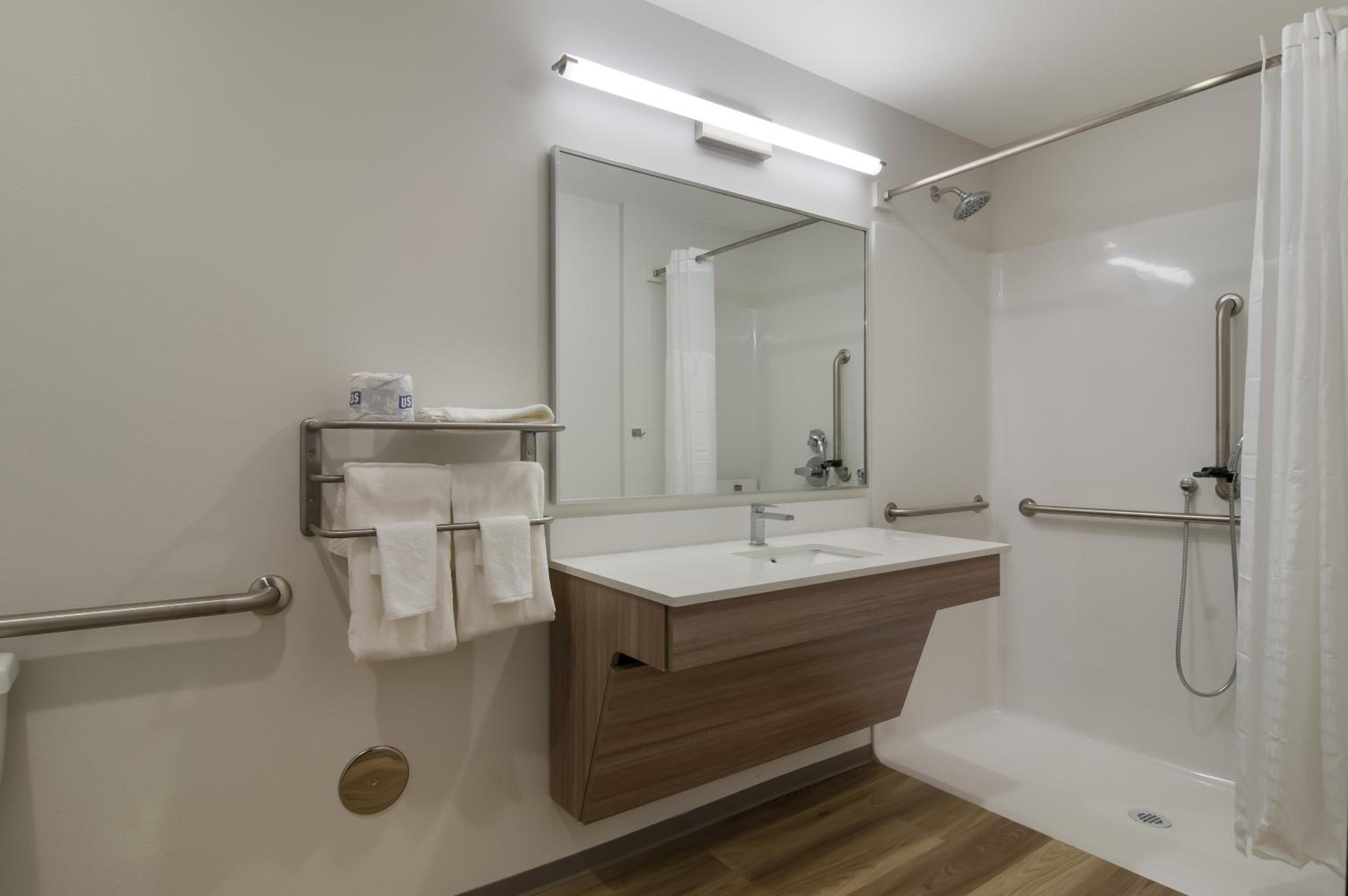 Queen Suite with Roll-In Shower - Disability Access/Non Smoking - Photo 6