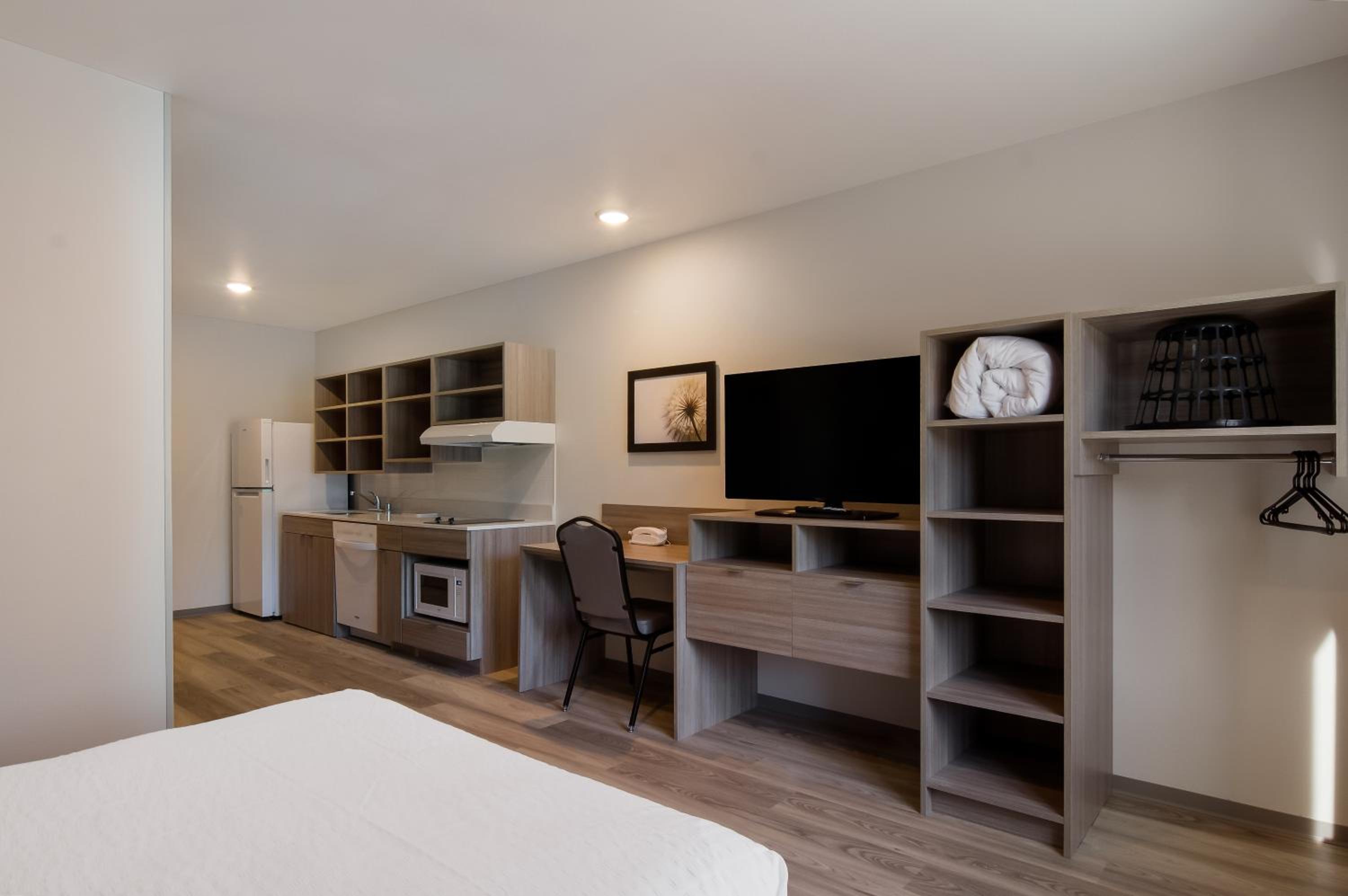 Queen Suite with Roll-In Shower - Disability Access/Non Smoking - Photo 1