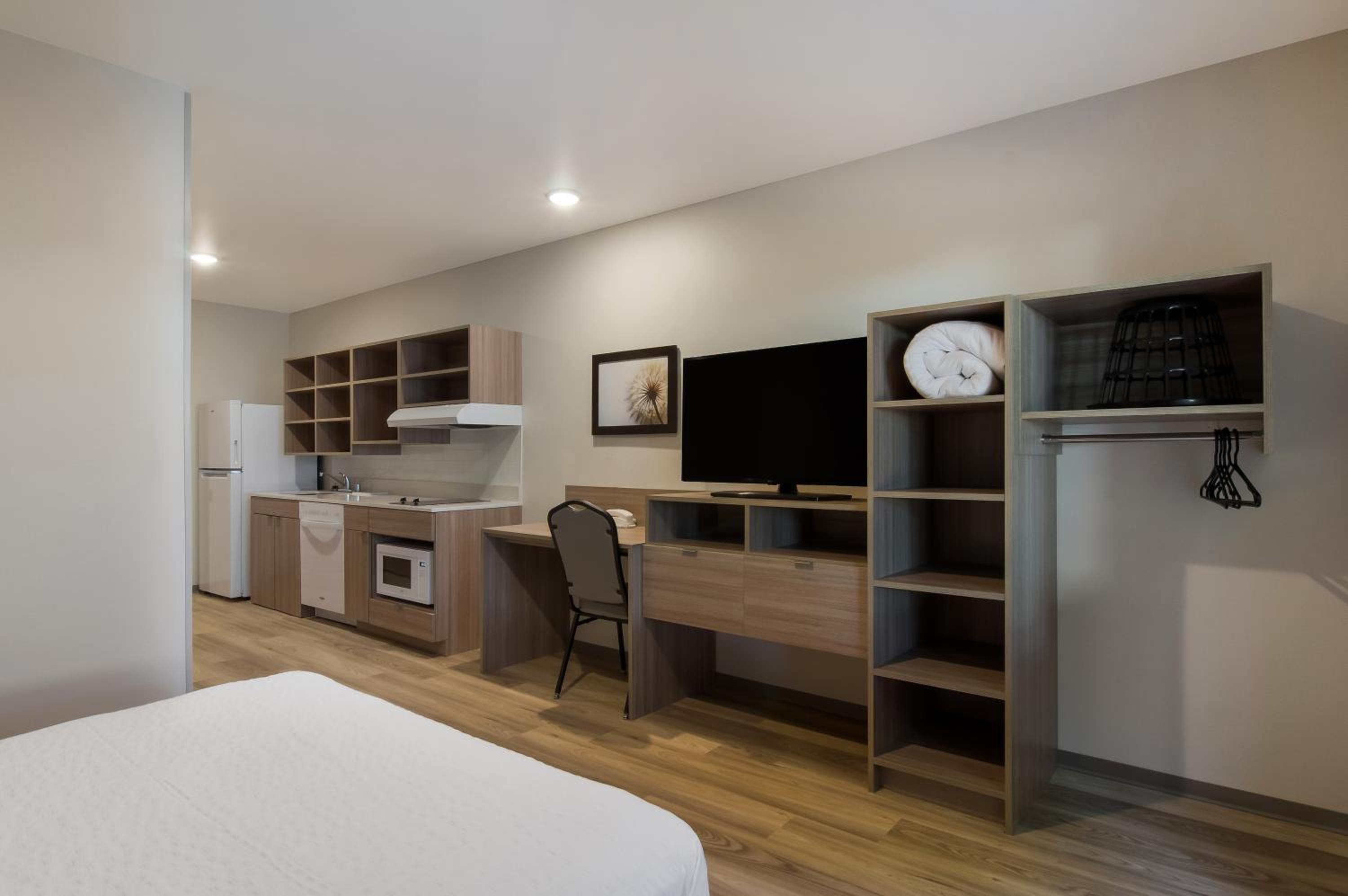 Queen Suite with Roll-In Shower - Disability Access/Non Smoking - Photo 2