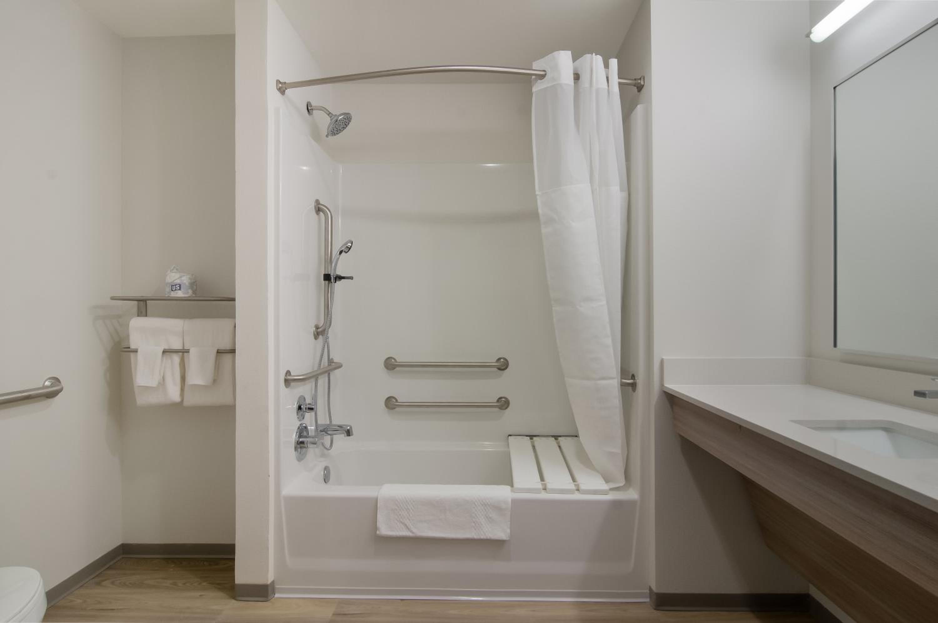 King Suite with Sofa - Disability Access/Non Smoking - Photo 4
