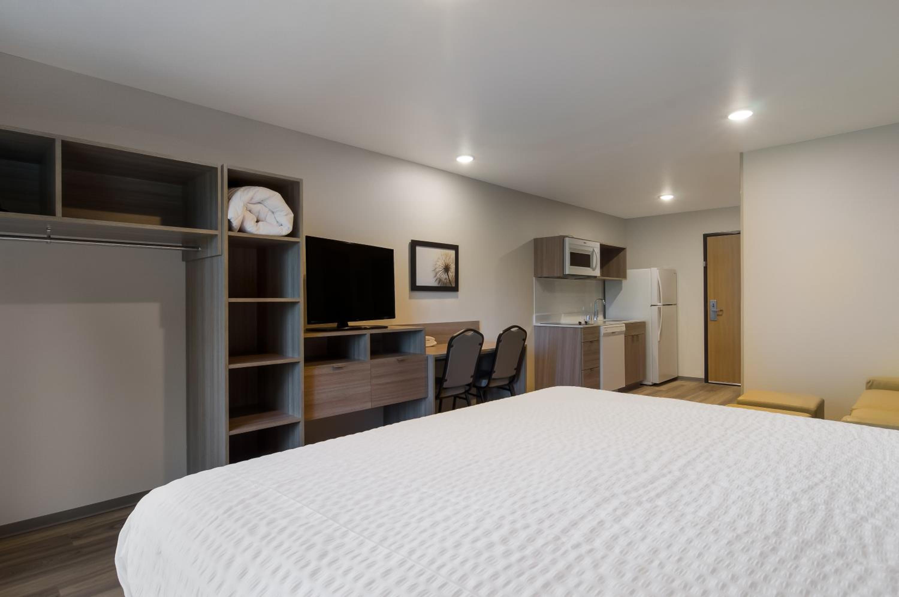 King Suite with Sofa - Non Smoking - Photo 1