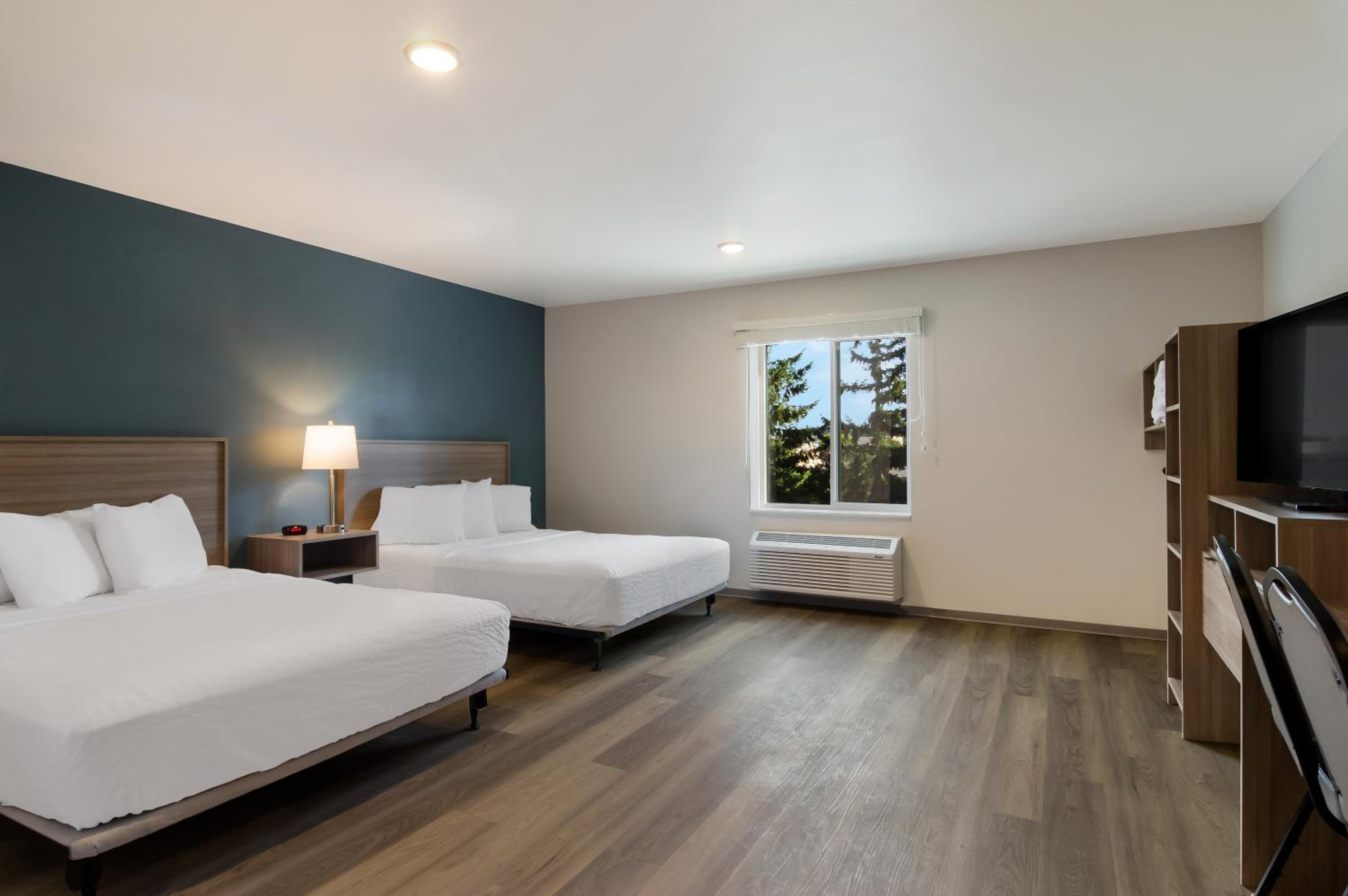 Queen Suite with Two Queen Beds and Tub - Disability Access/Non Smoking - Photo 1