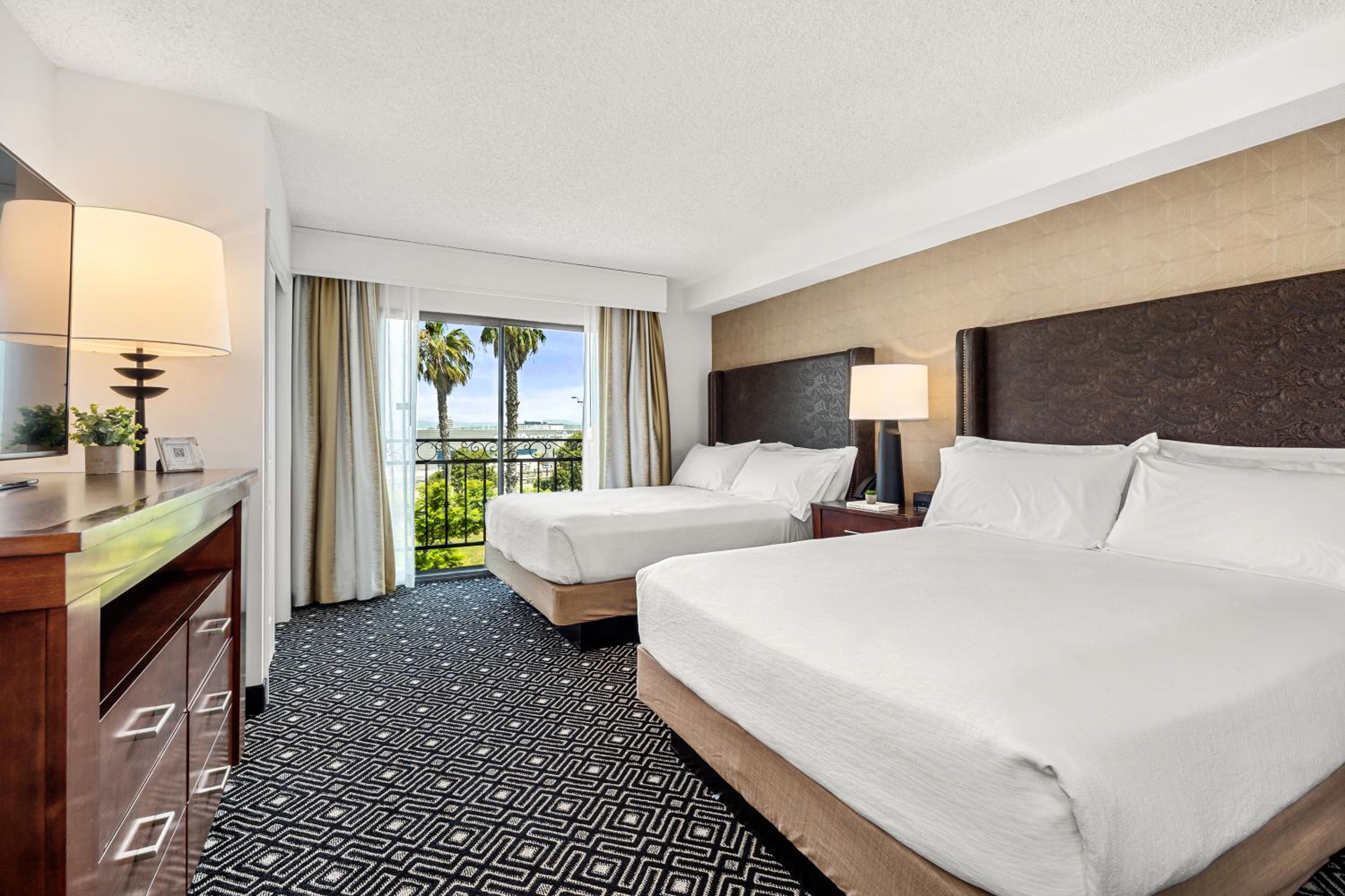 Two-Room Suite-with Twi Queen Beds and Balcony - Aviation View - Photo 5