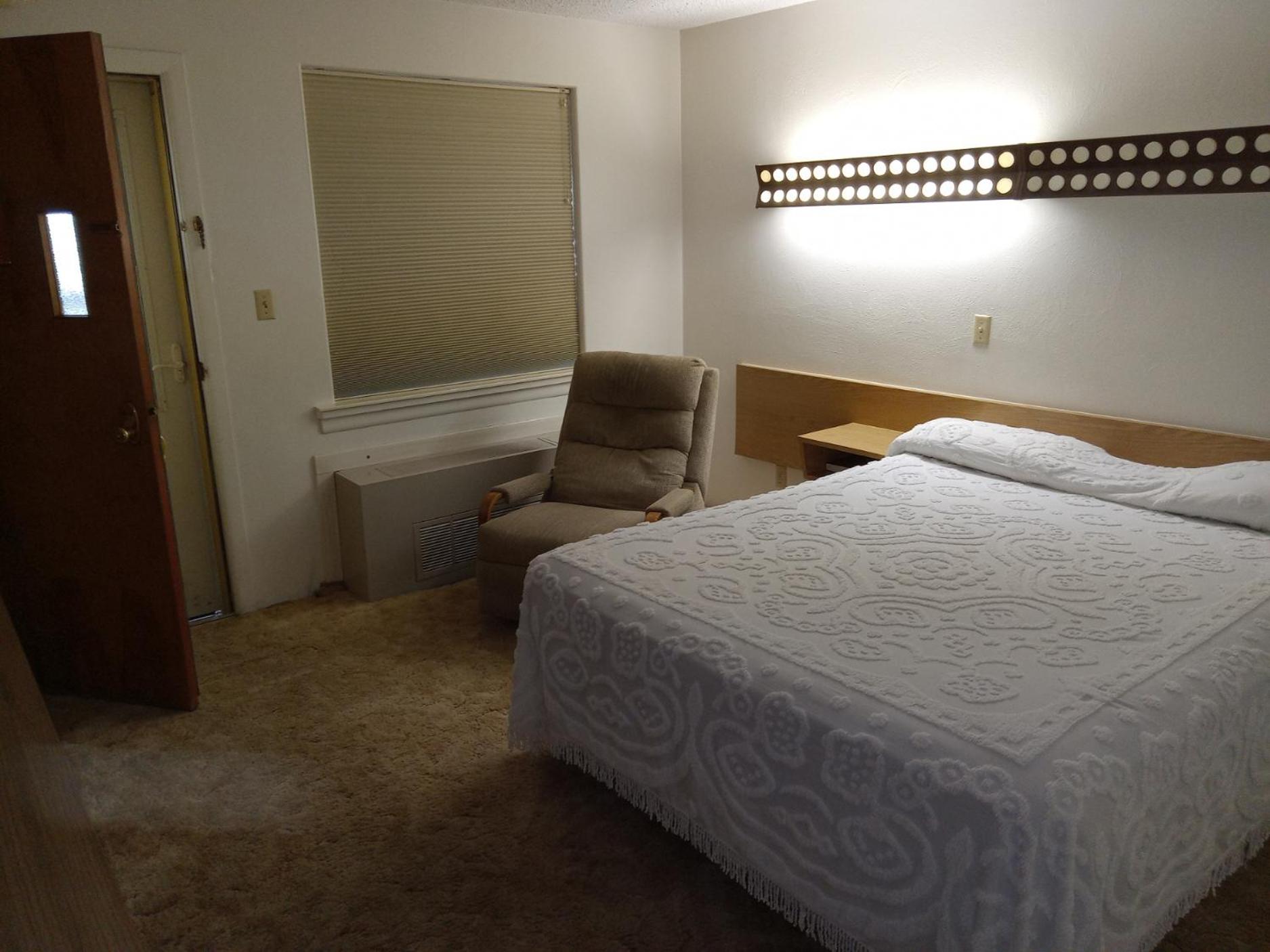 Deluxe Queen Room - Photo 9