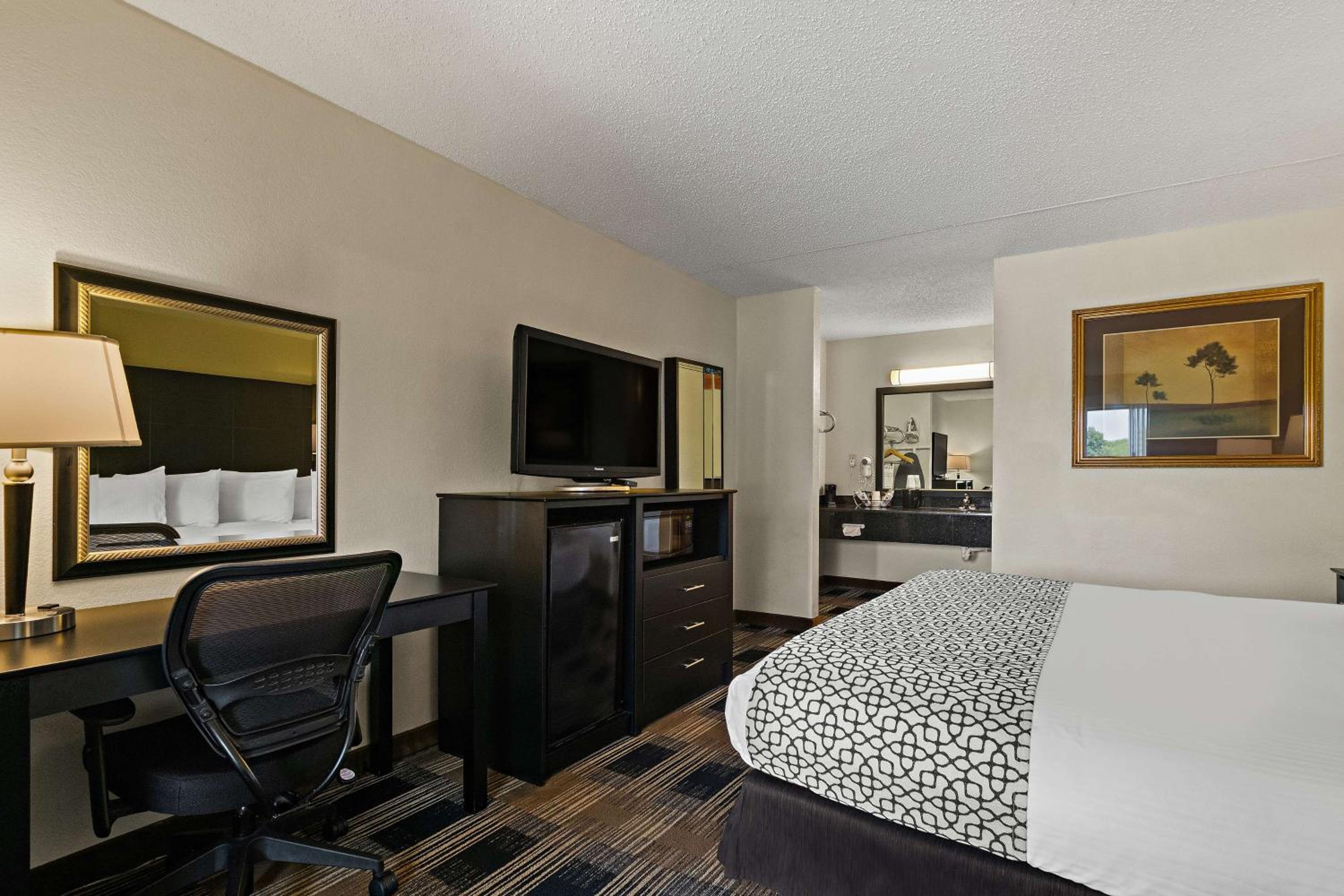 Junior King Suite with Shower Only - Non-Smoking photo 3
