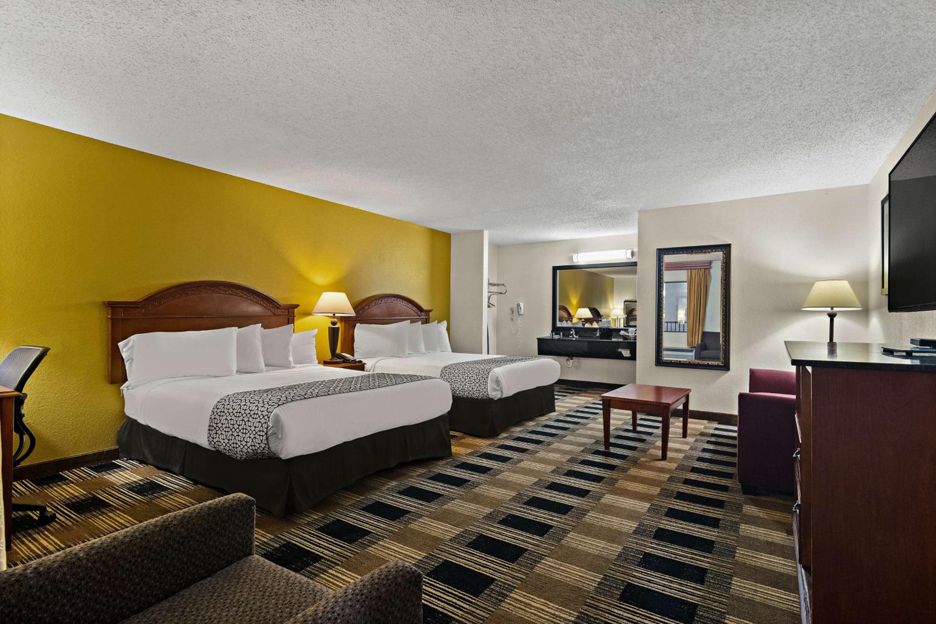 Queen Room with Two Queen Beds and Sofa Bed - Non-Smoking photo 3
