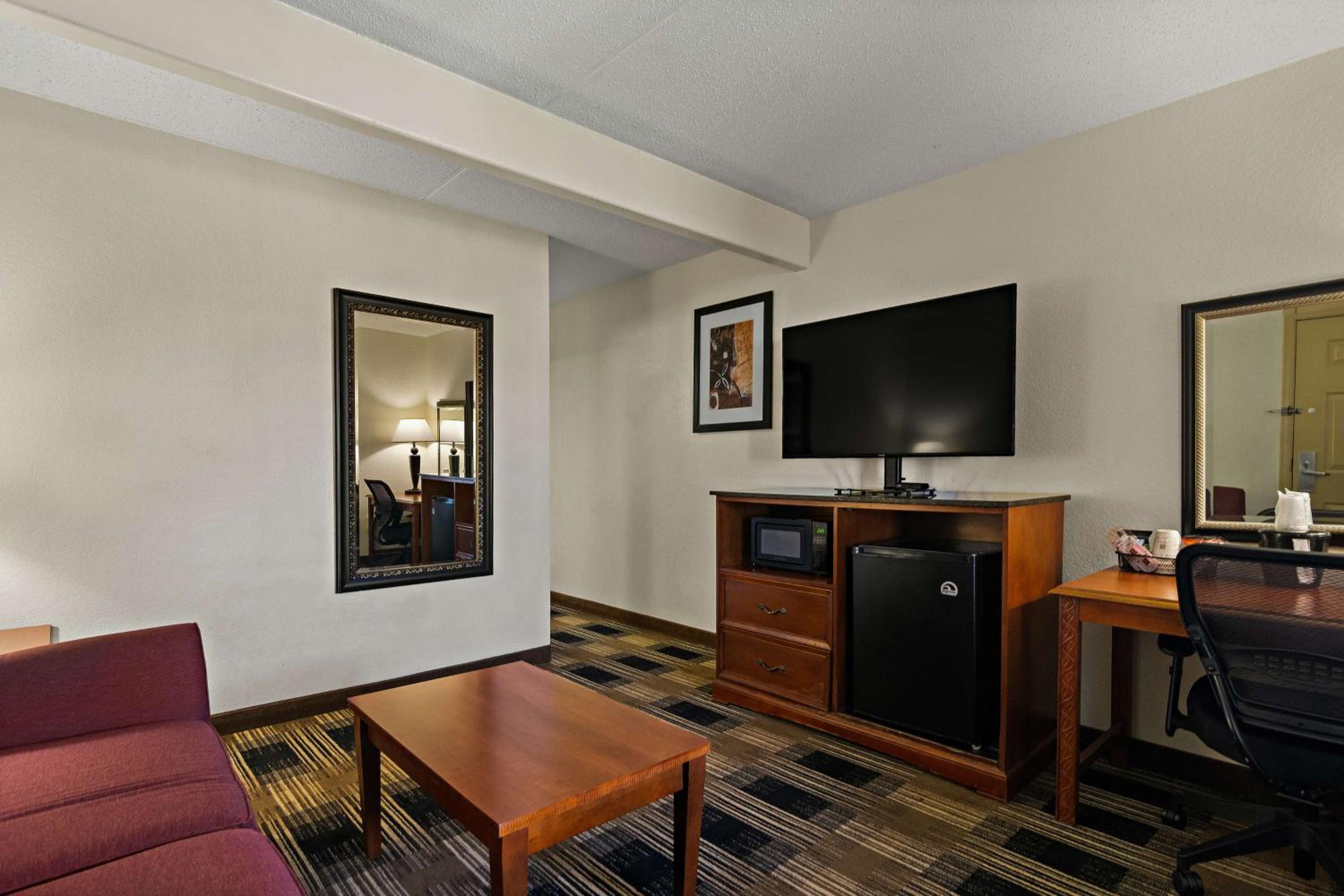 King Suite - Non-Smoking photo 2