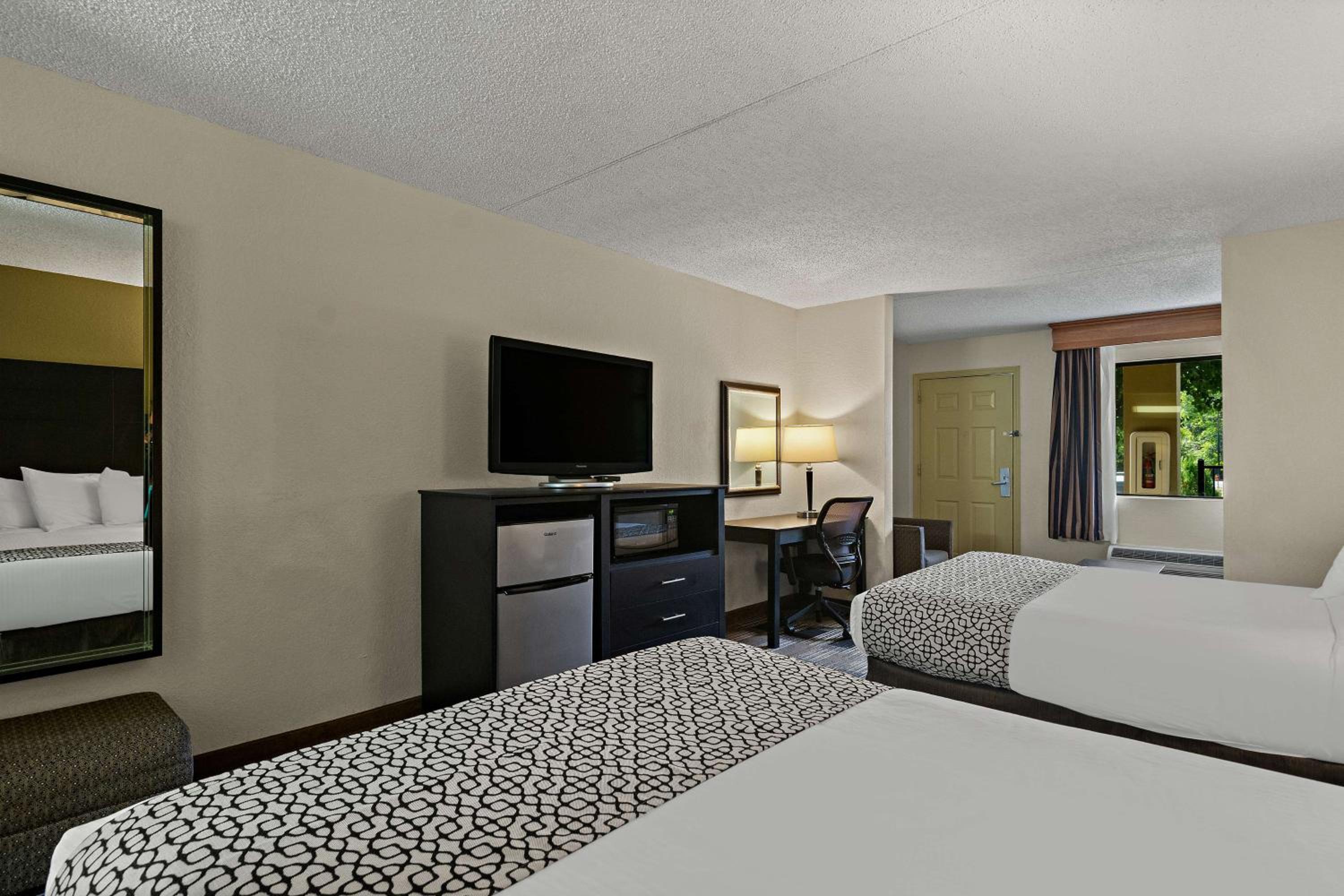 Queen Junior Suite with Two Queen Beds and Shower - Non-Smoking photo 3