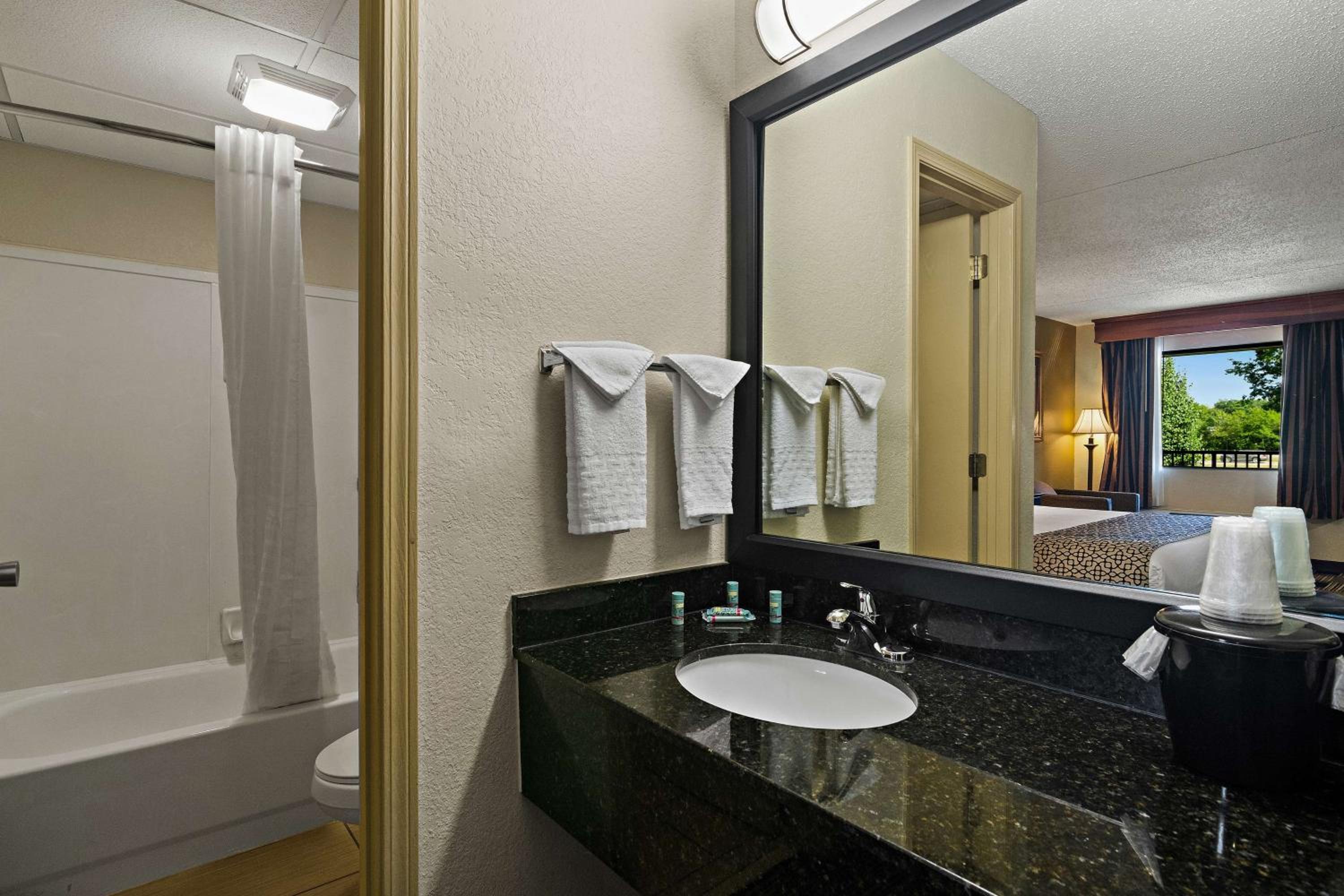 Queen Junior Suite with Two Queen Beds and Spa Bath - Non-Smoking photo 2