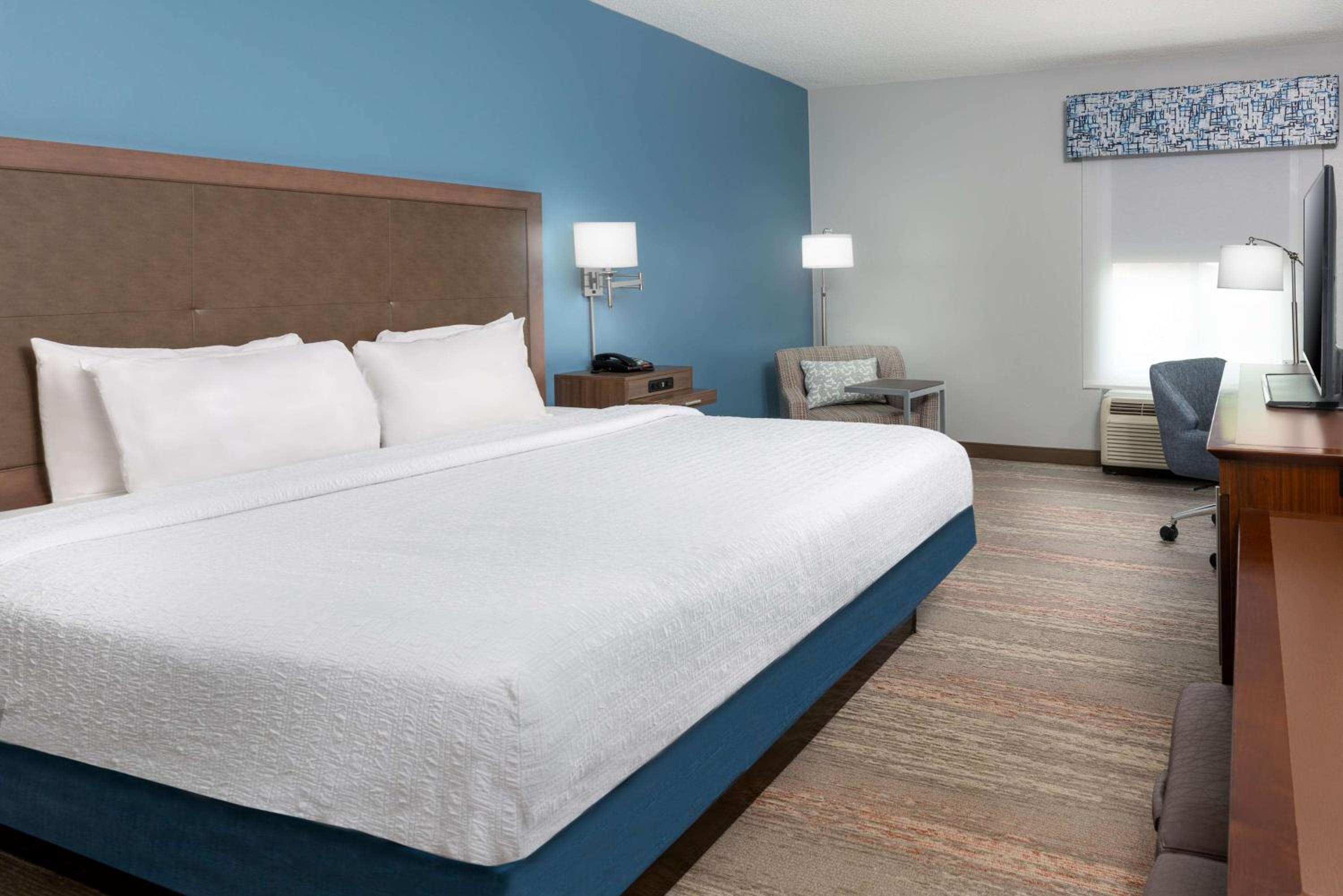 King Room with King Bed - Non-Smoking - Photo 2