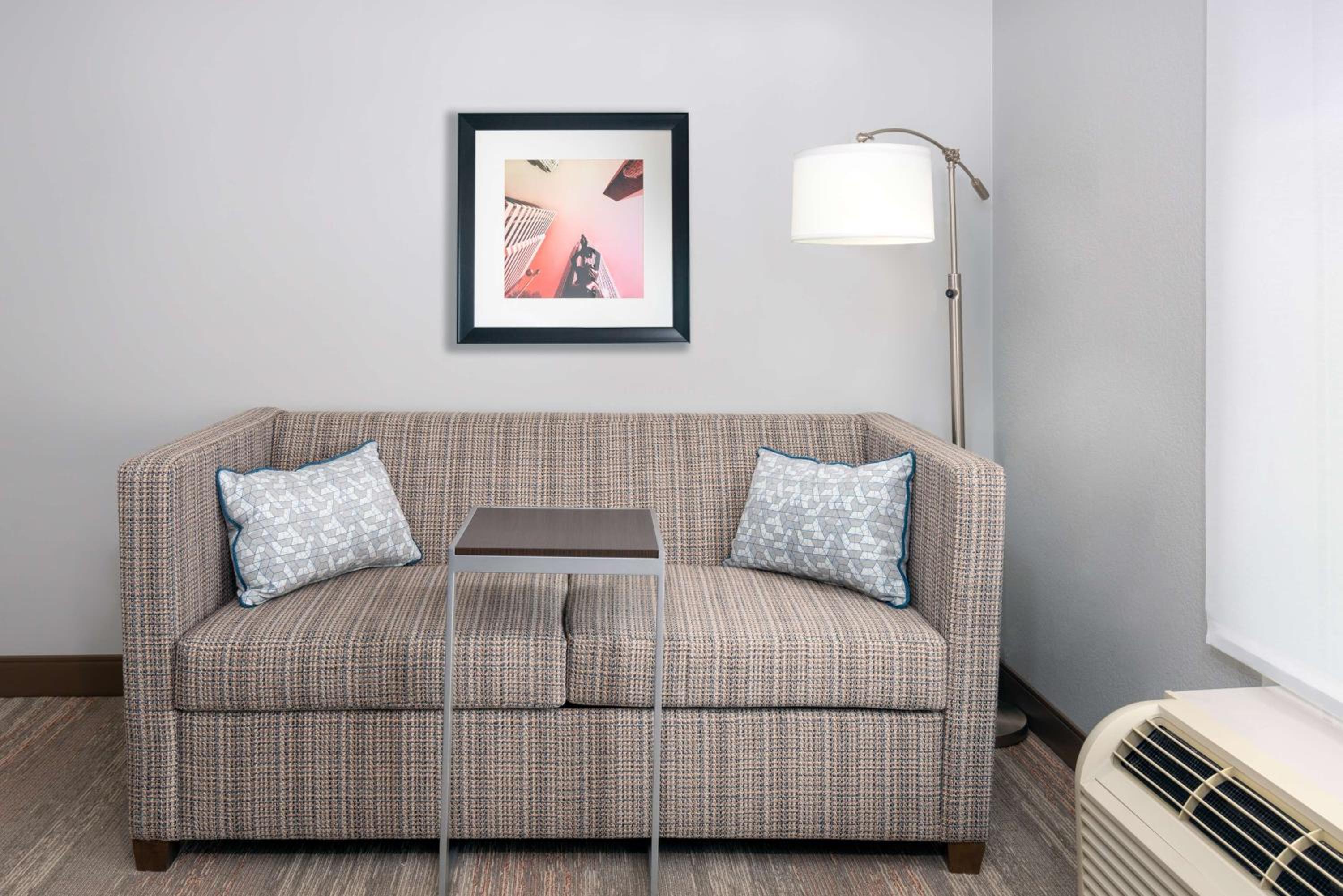 Deluxe King Room with Sofa Bed - Non-Smoking - Photo 2