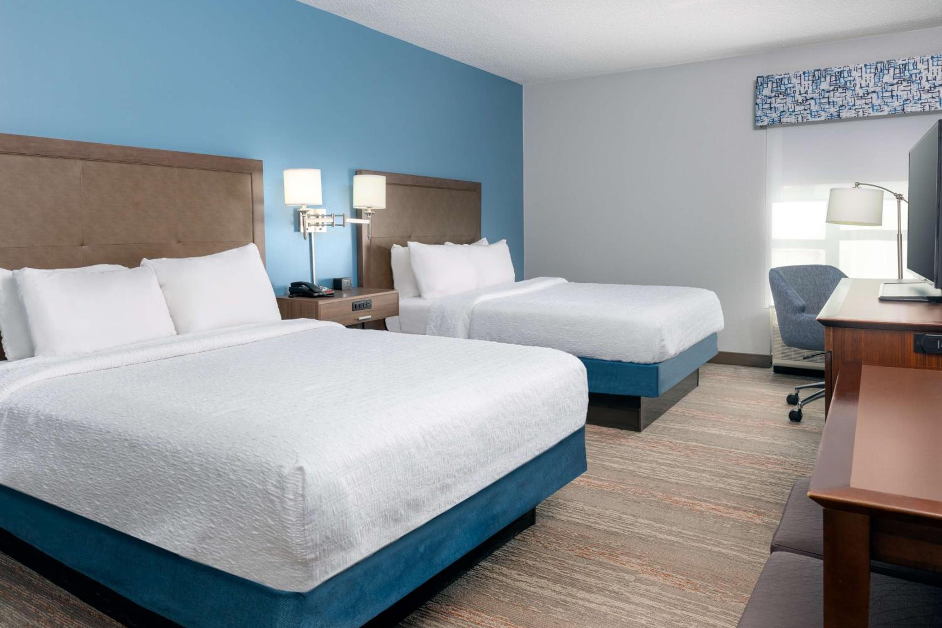 Room with Two Queen Beds - Non-Smoking - Photo 3
