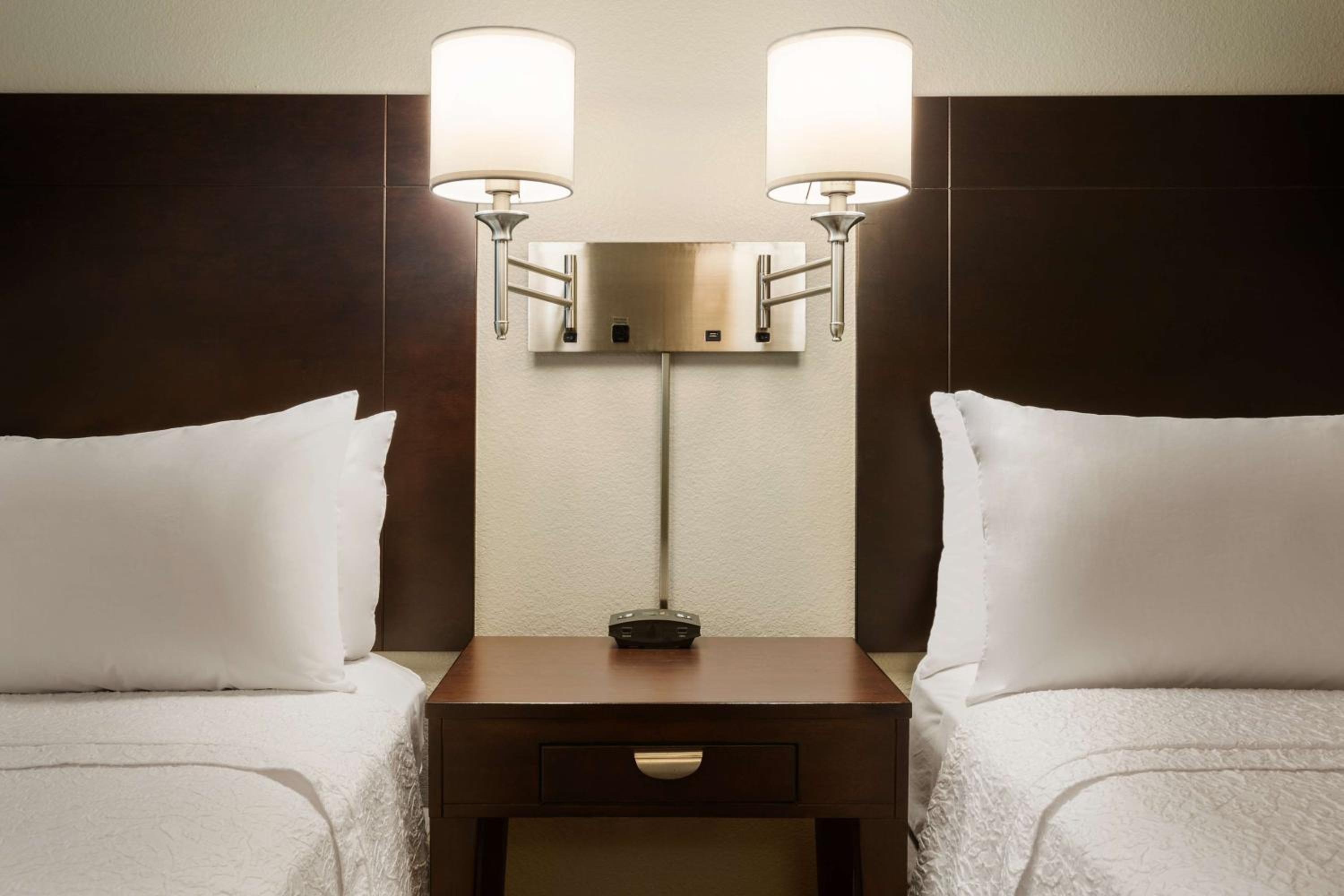Room with Two Queen Beds - Non-Smoking - Photo 2
