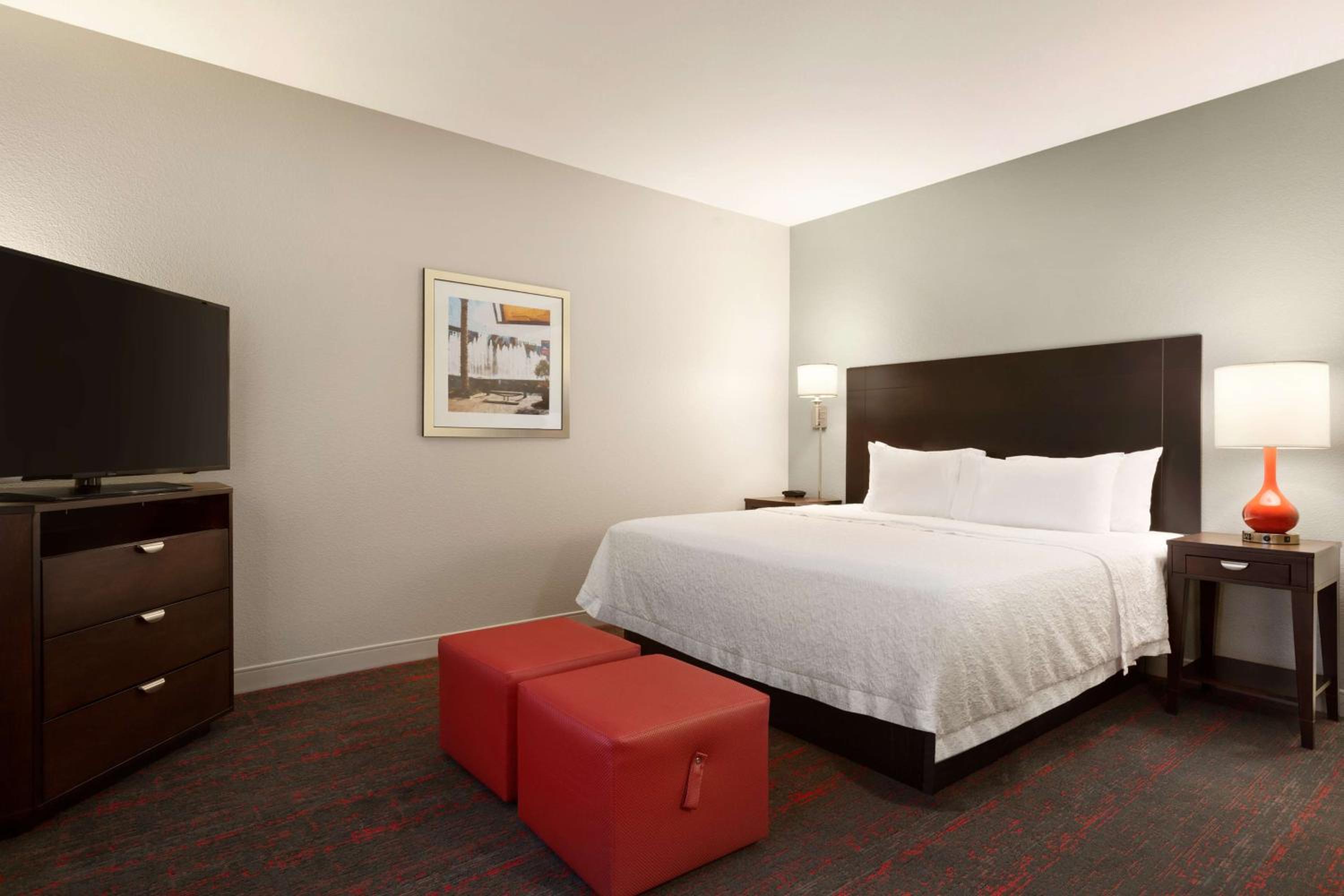 King Room with King Bed - Non-Smoking - Photo 2