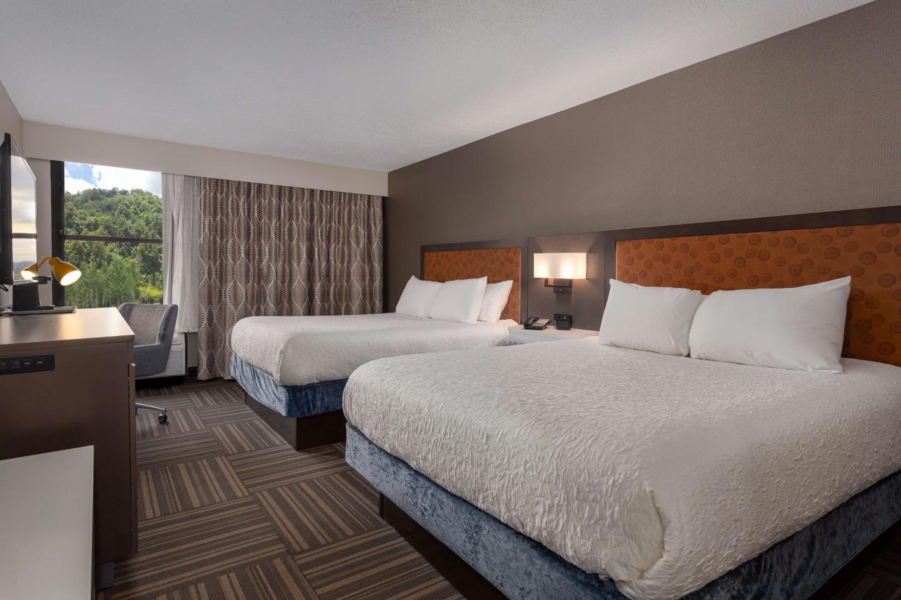 Room with Two Queen Beds - Non-Smoking - Photo 2