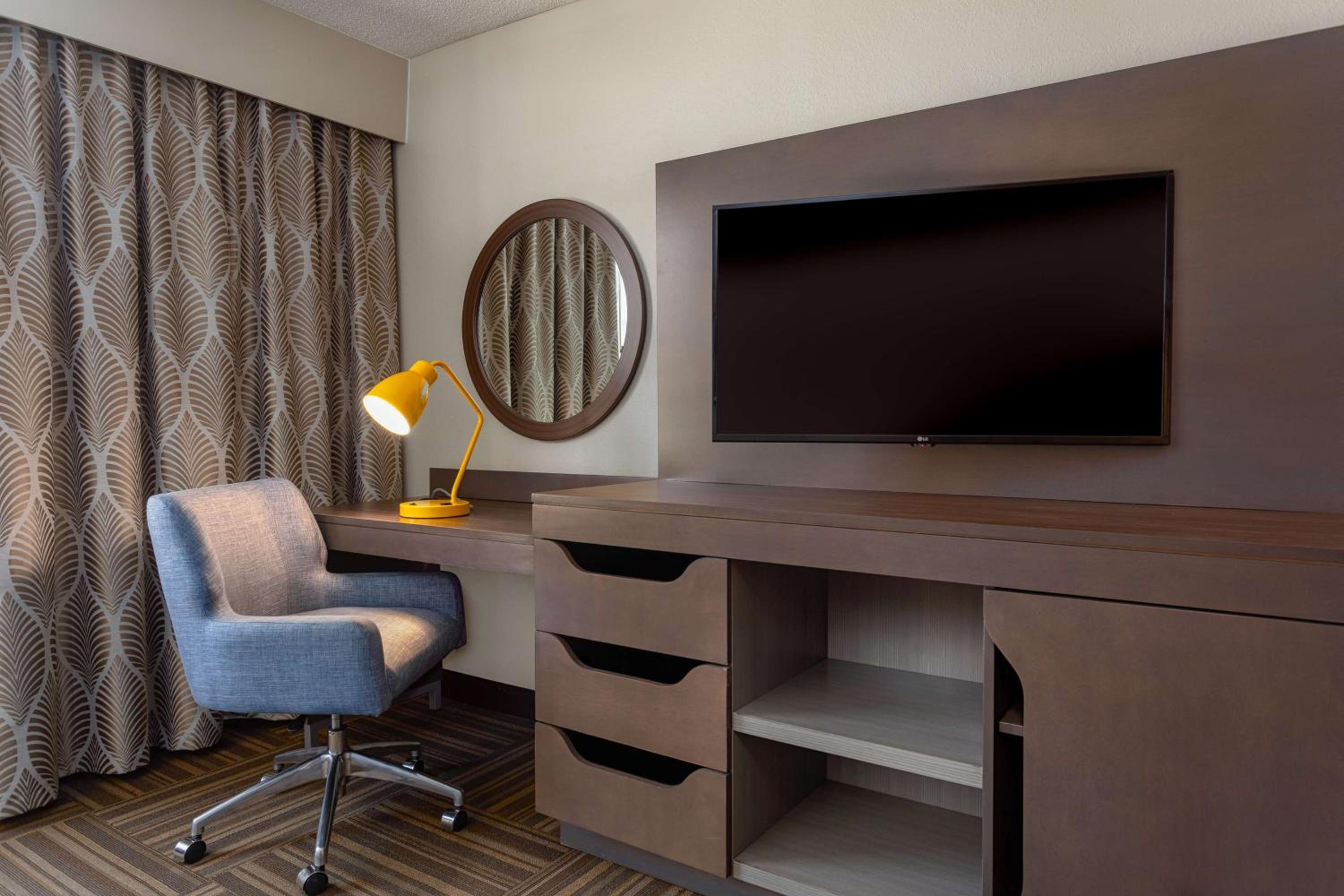 King Room with King Bed - Non-Smoking - Photo 1