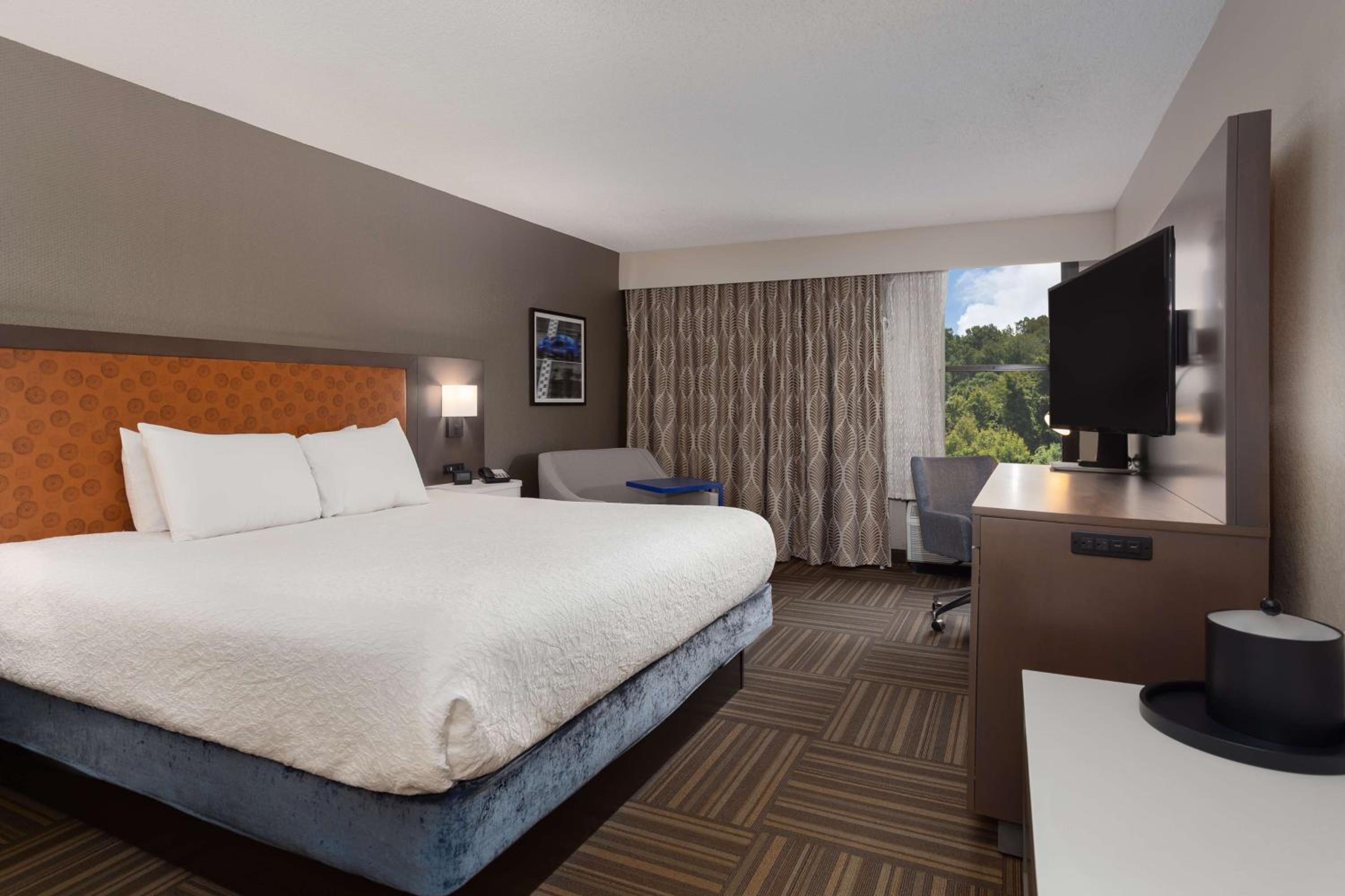 King Room with King Bed - Non-Smoking - Photo 2