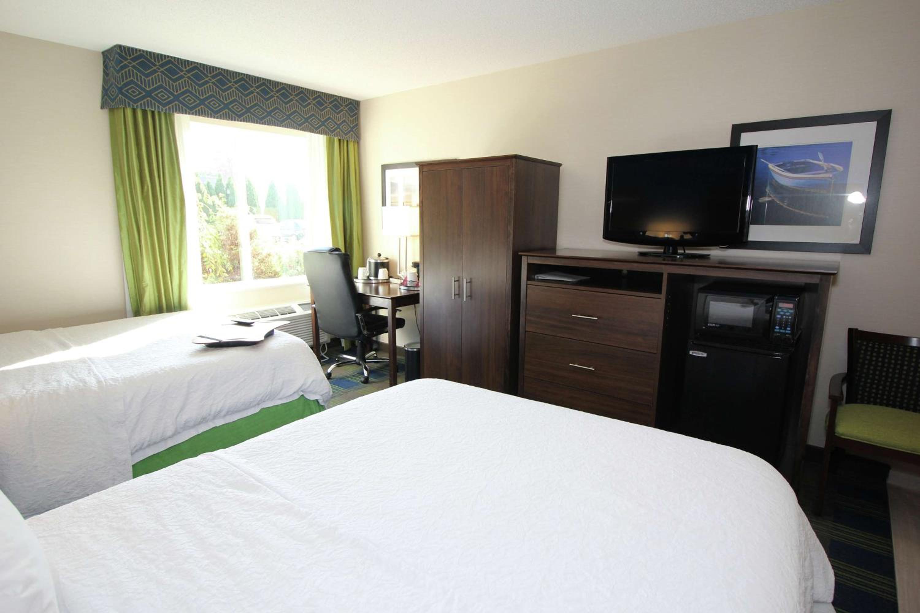 Queen Room with Two Queen Beds (4 Adults) - Photo 4