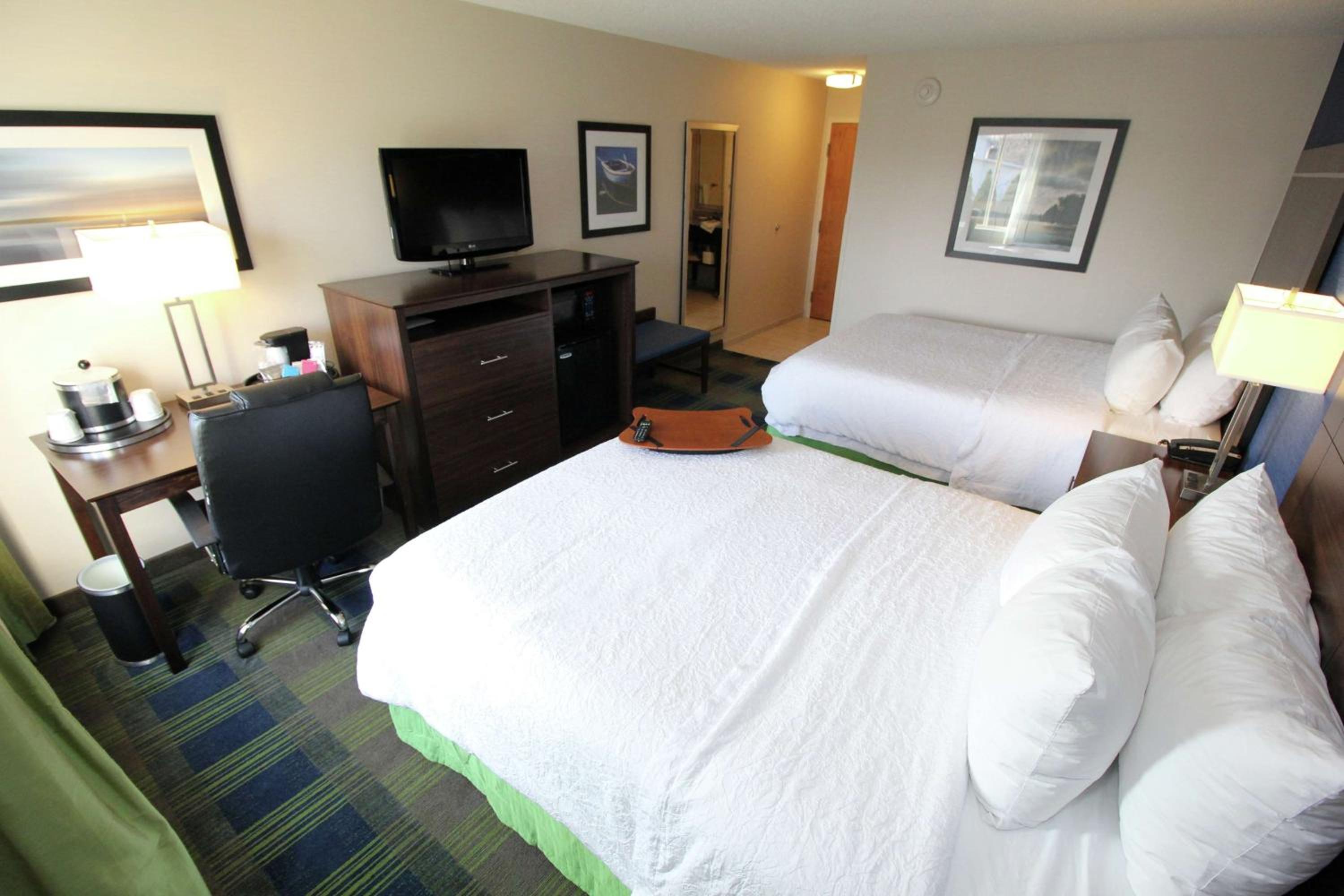Queen Room with Two Queen Beds (4 Adults) - Photo 3