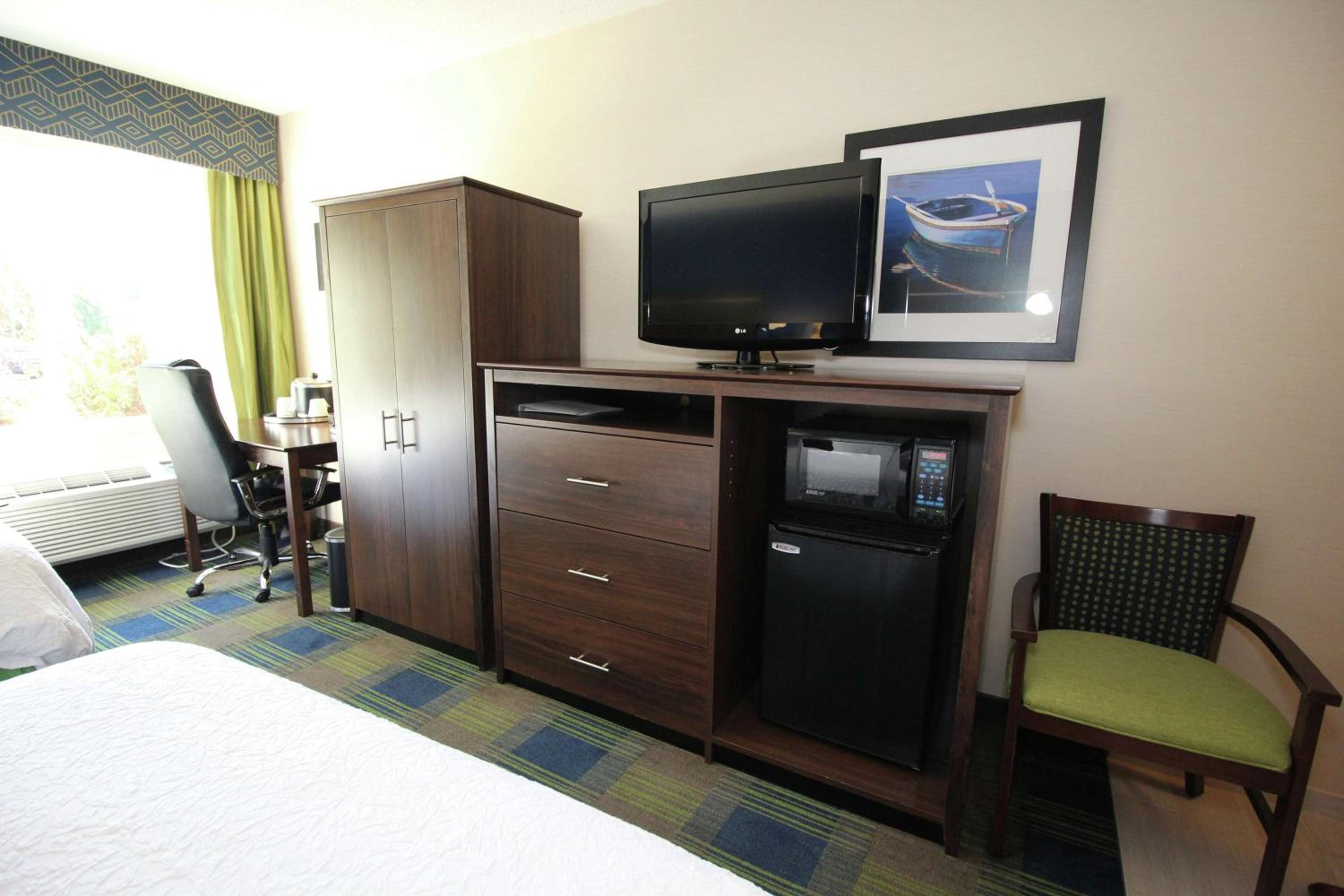 Queen Room with Two Queen Beds (4 Adults) - Photo 2