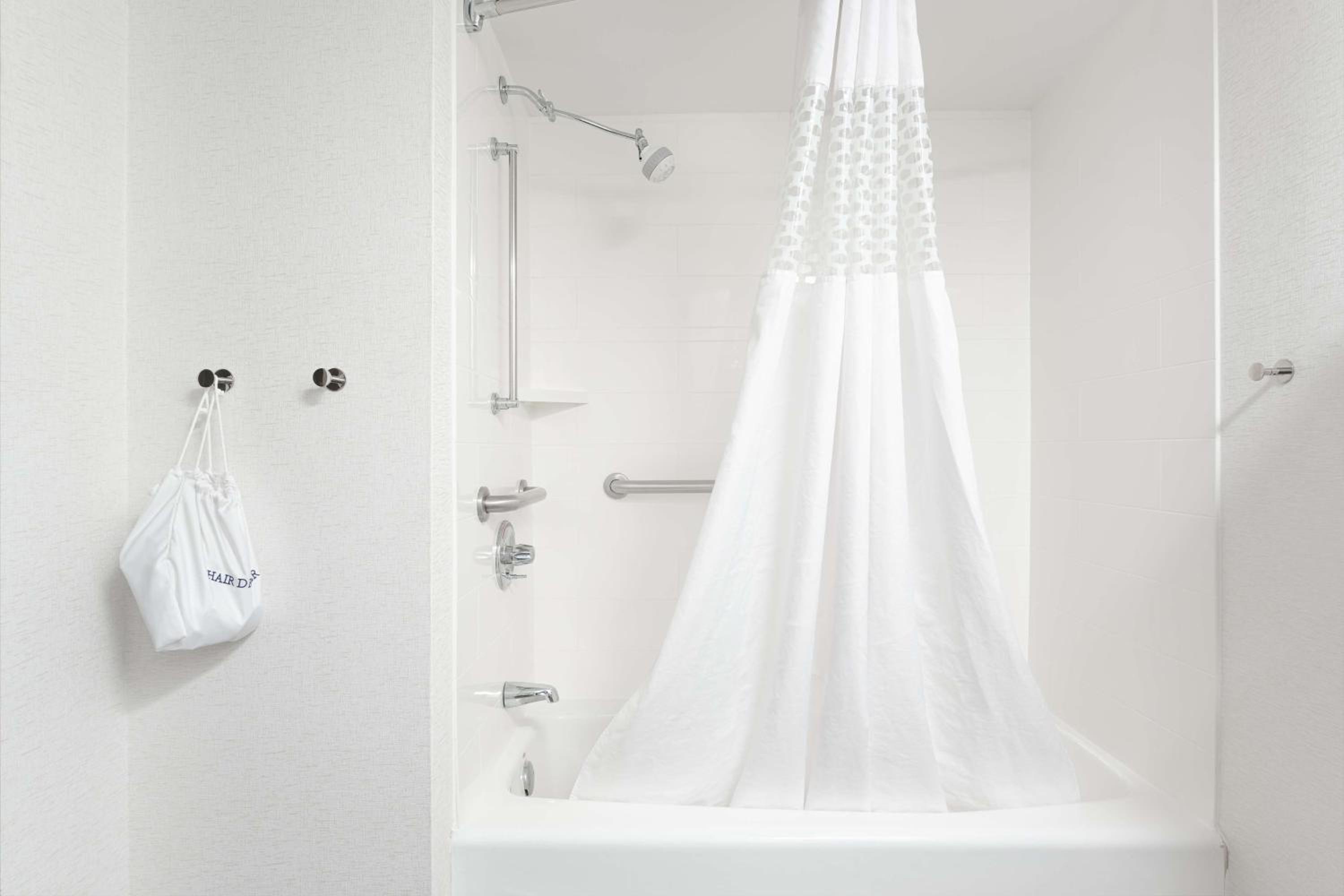 King Room with Accessible Tub - Mobility and Hearing Access/Non-Smoking - Photo 2