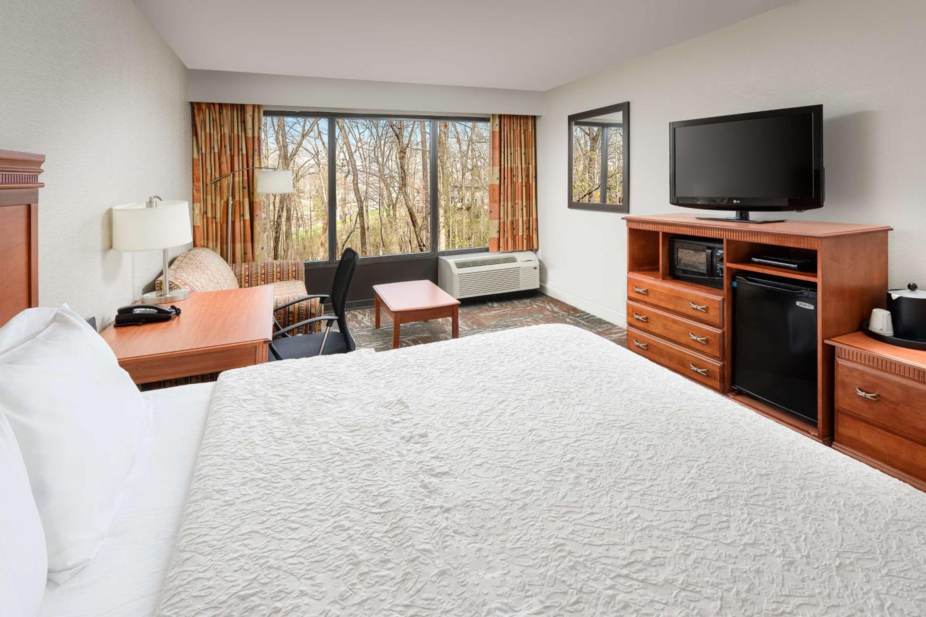 King Room with Sofa Bed and Study - Non-Smoking - Photo 4