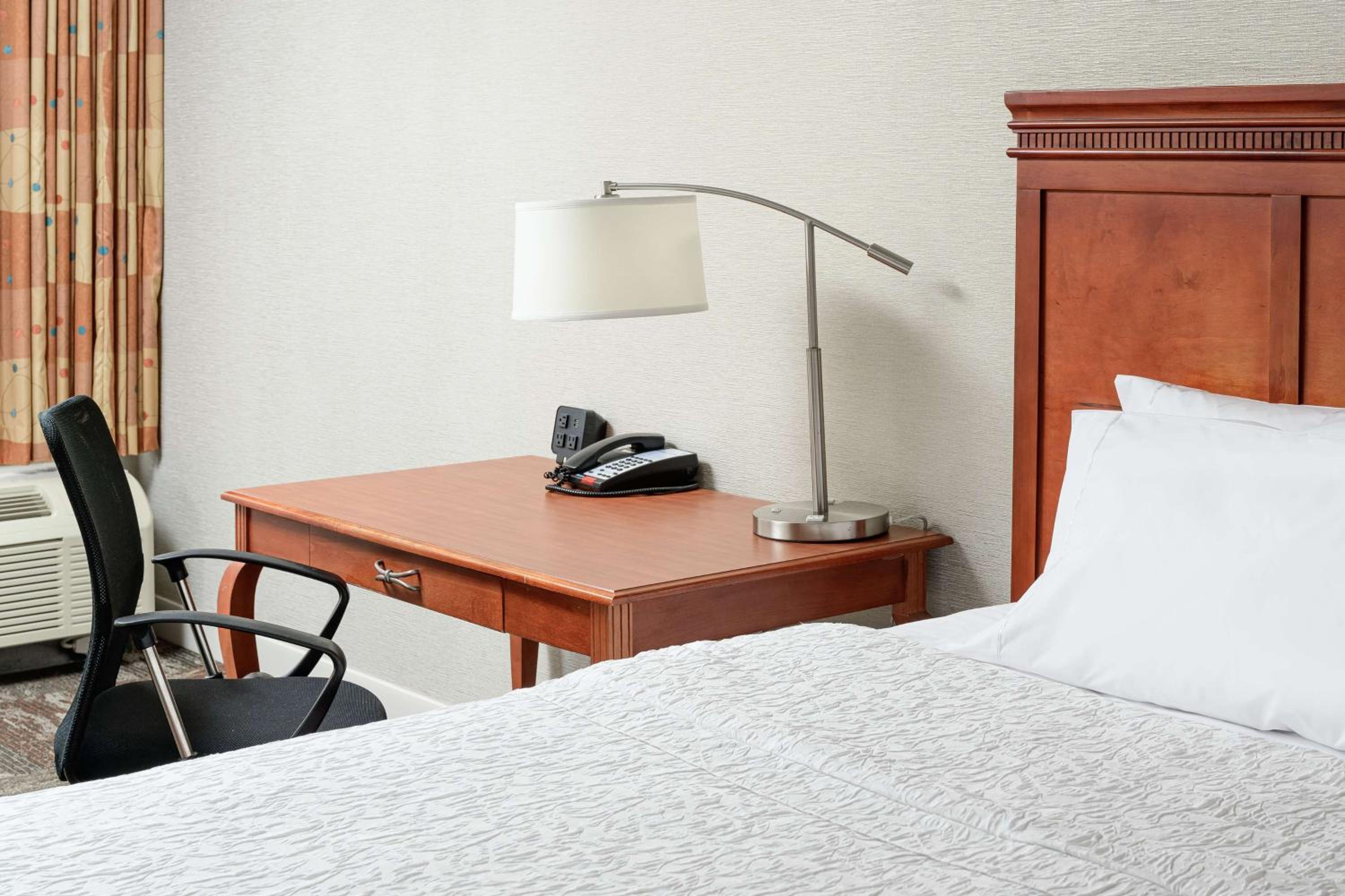 King Room with King Bed - Non-Smoking - Photo 3