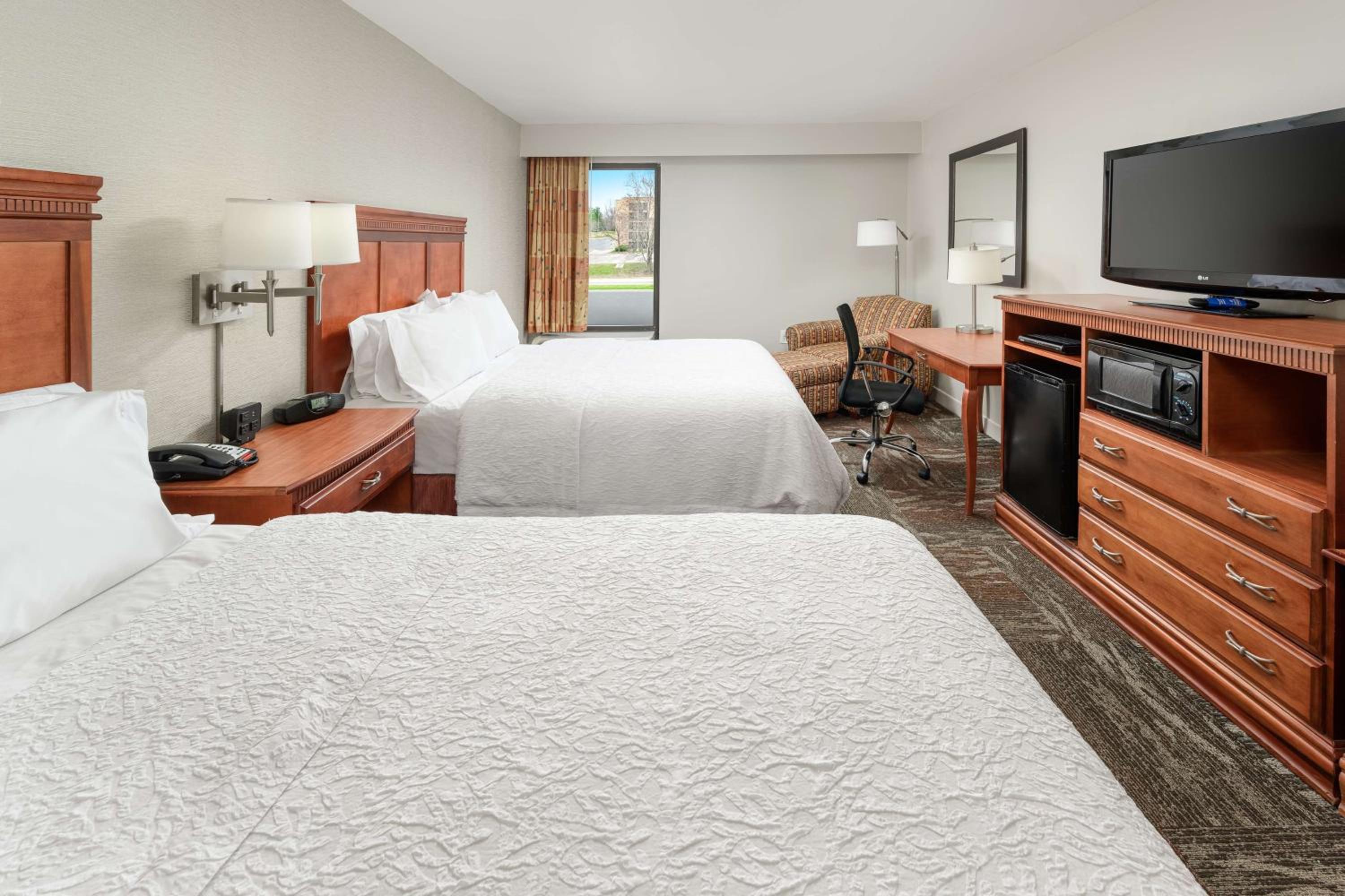 Room with Two Queen Beds - Non-Smoking - Photo 2