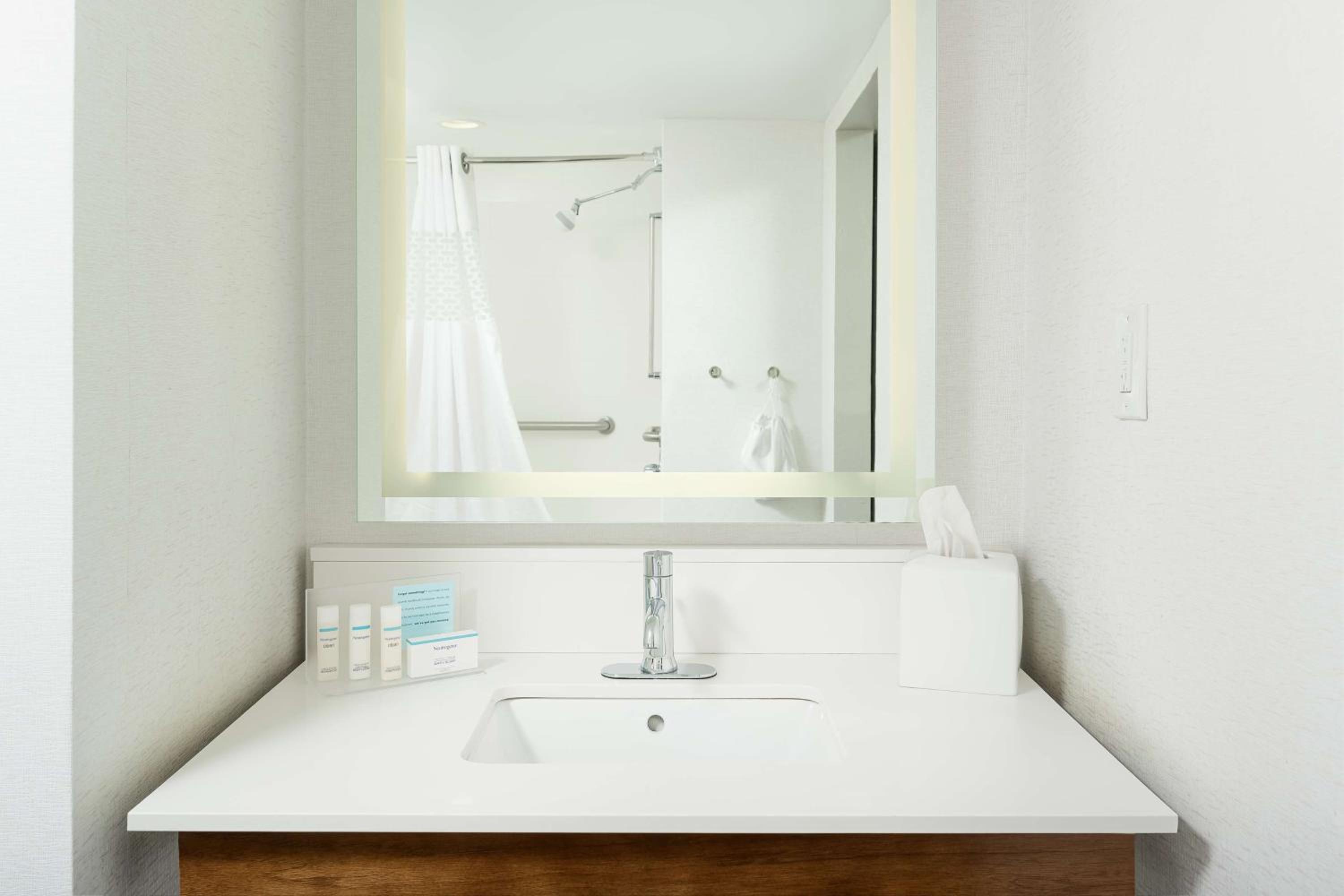 King Room with Accessible Tub - Mobility and Hearing Access/Non-Smoking - Photo 4