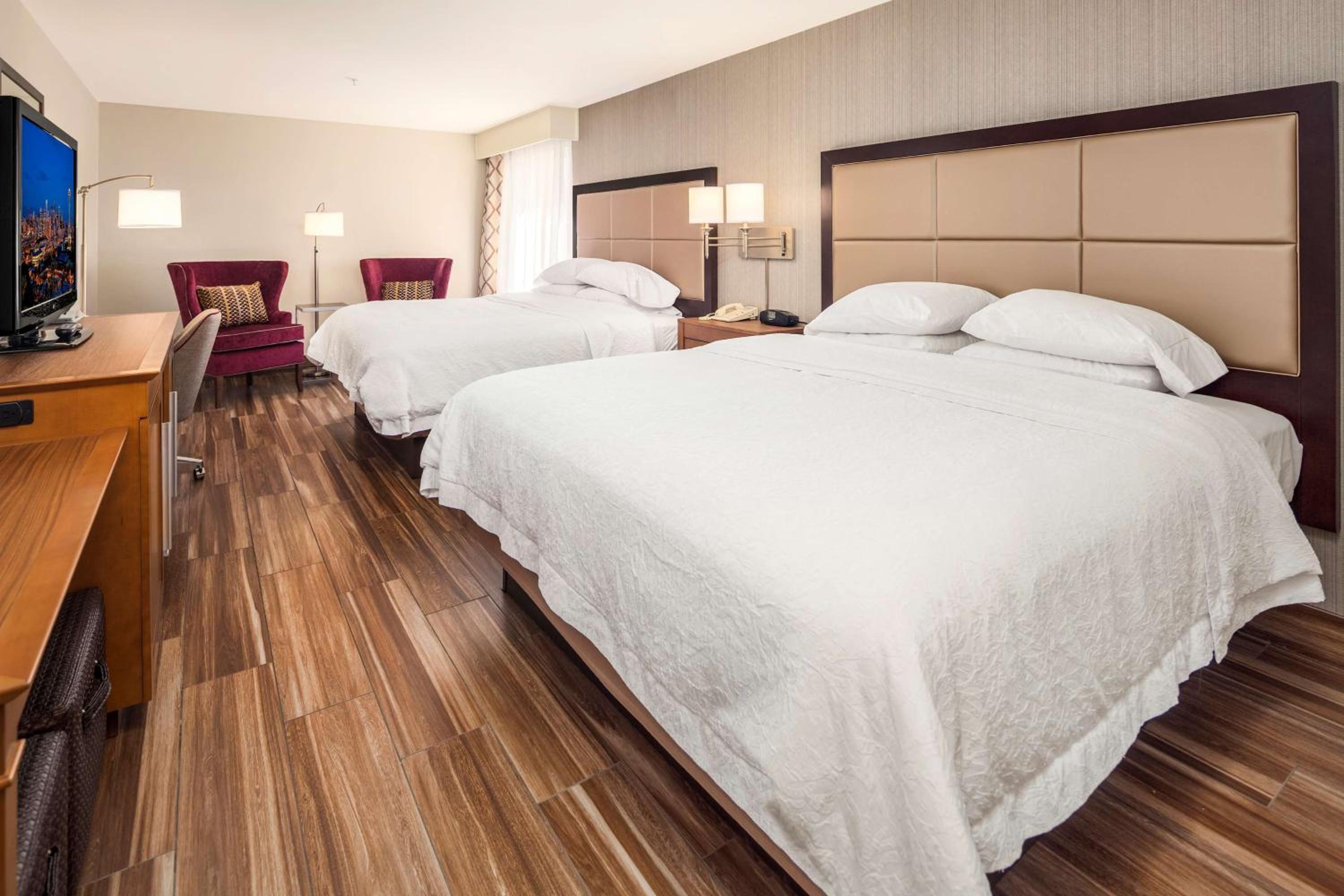 Room with Two Queen Beds - Non-Smoking - Photo 4
