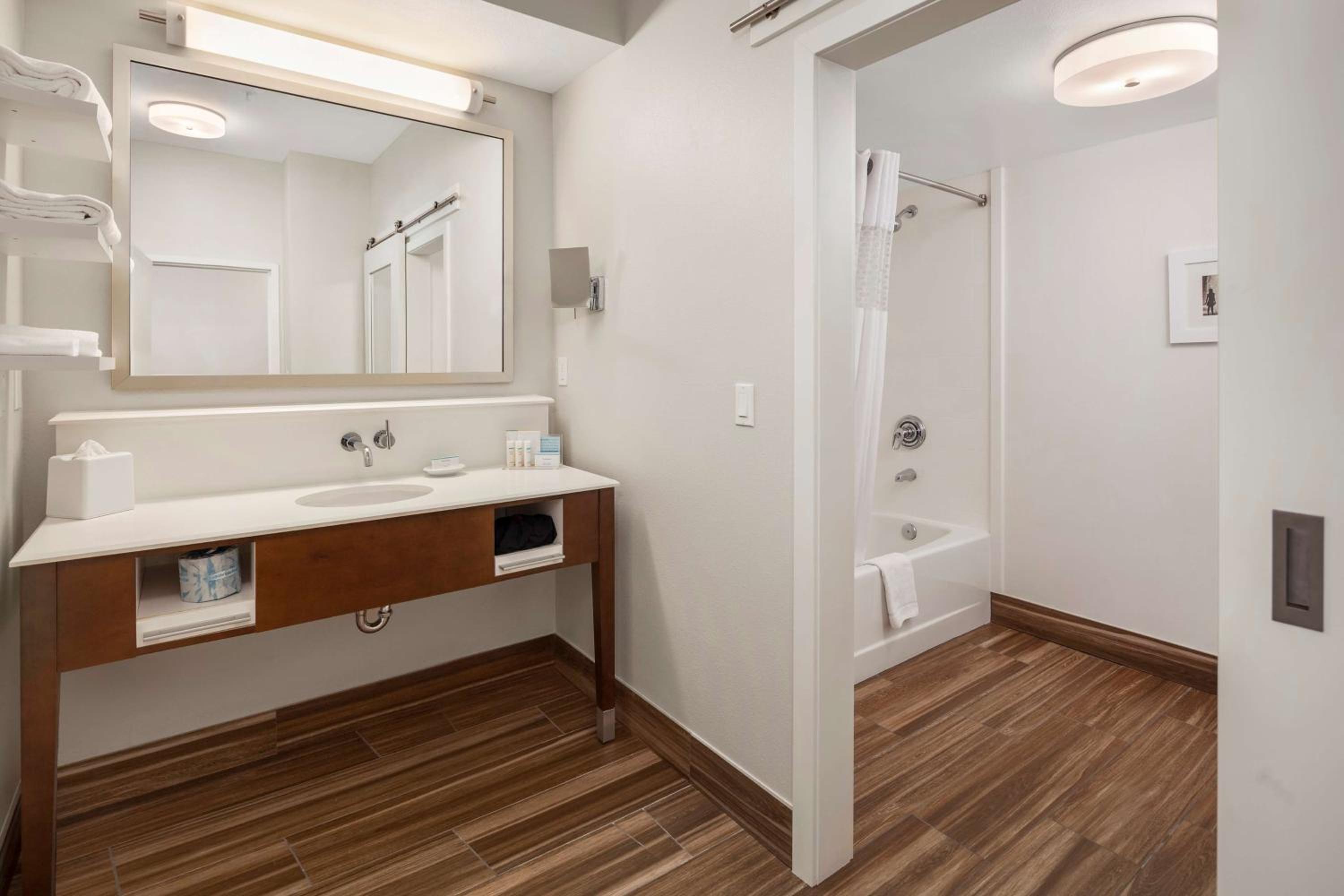 One-Bedroom King Suite - Non-Smoking - Photo 2
