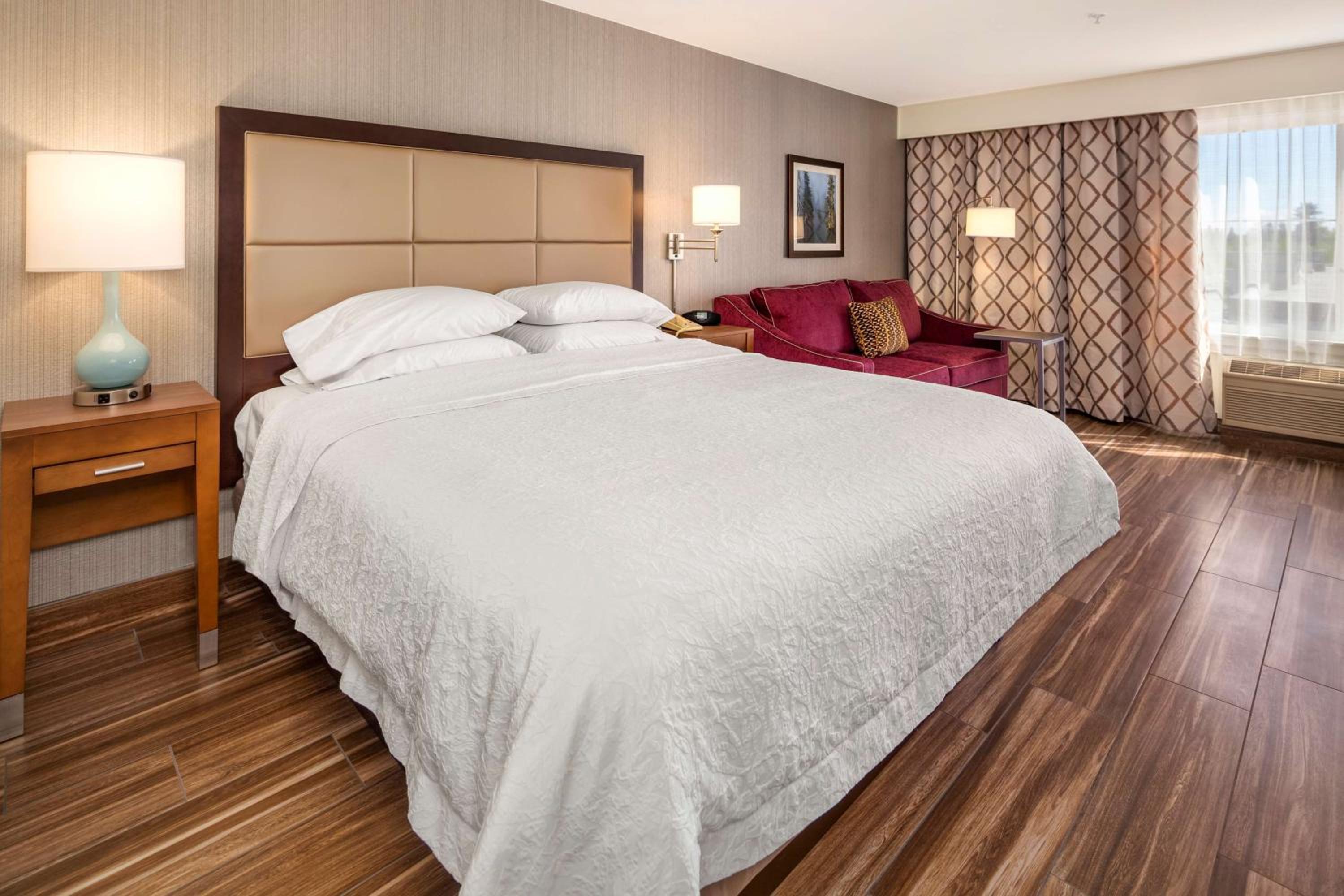 King Room with Sofa Bed - Non-Smoking - Photo 4