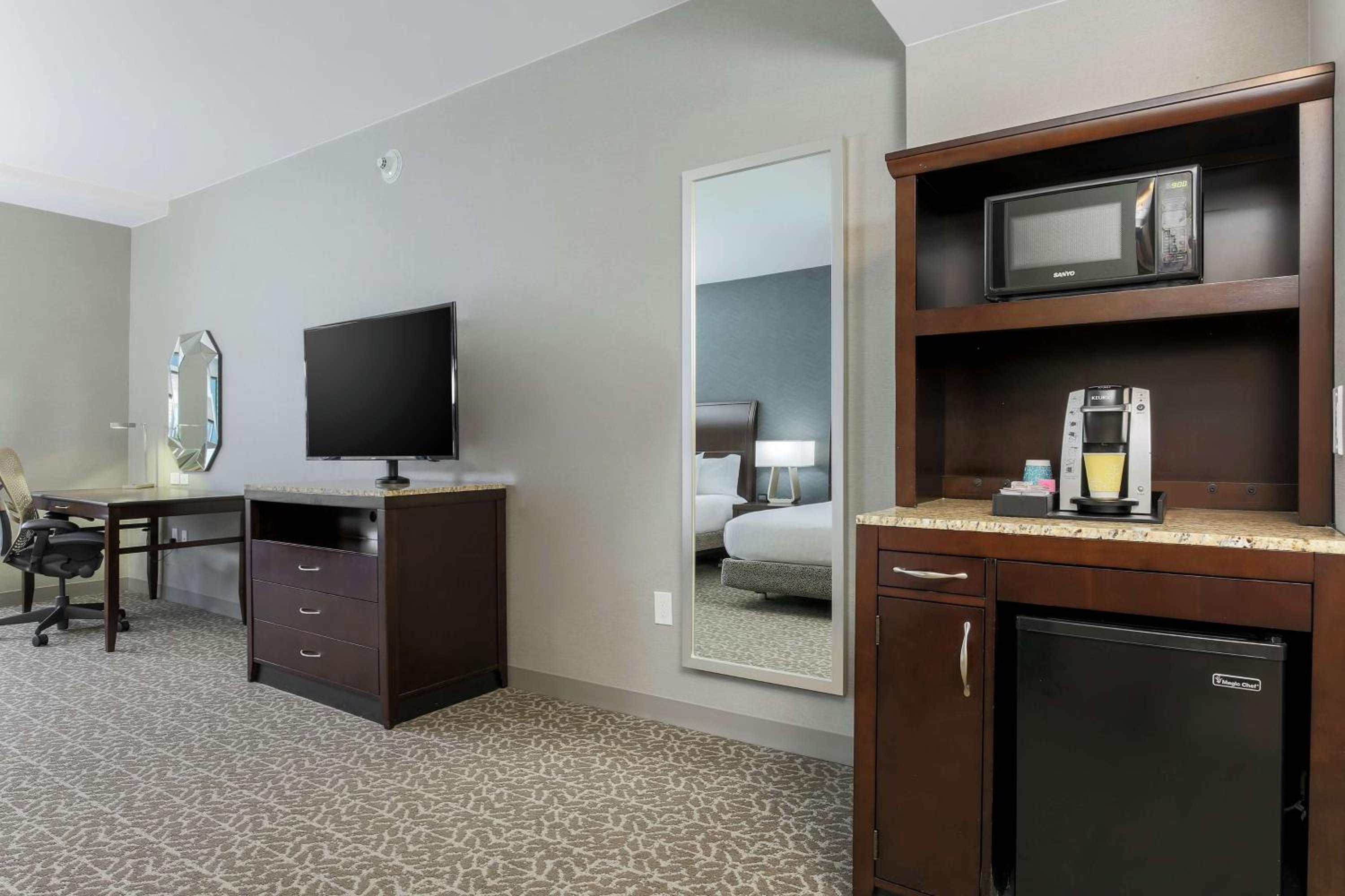 Queen Room with Two Queen Beds - Photo 4