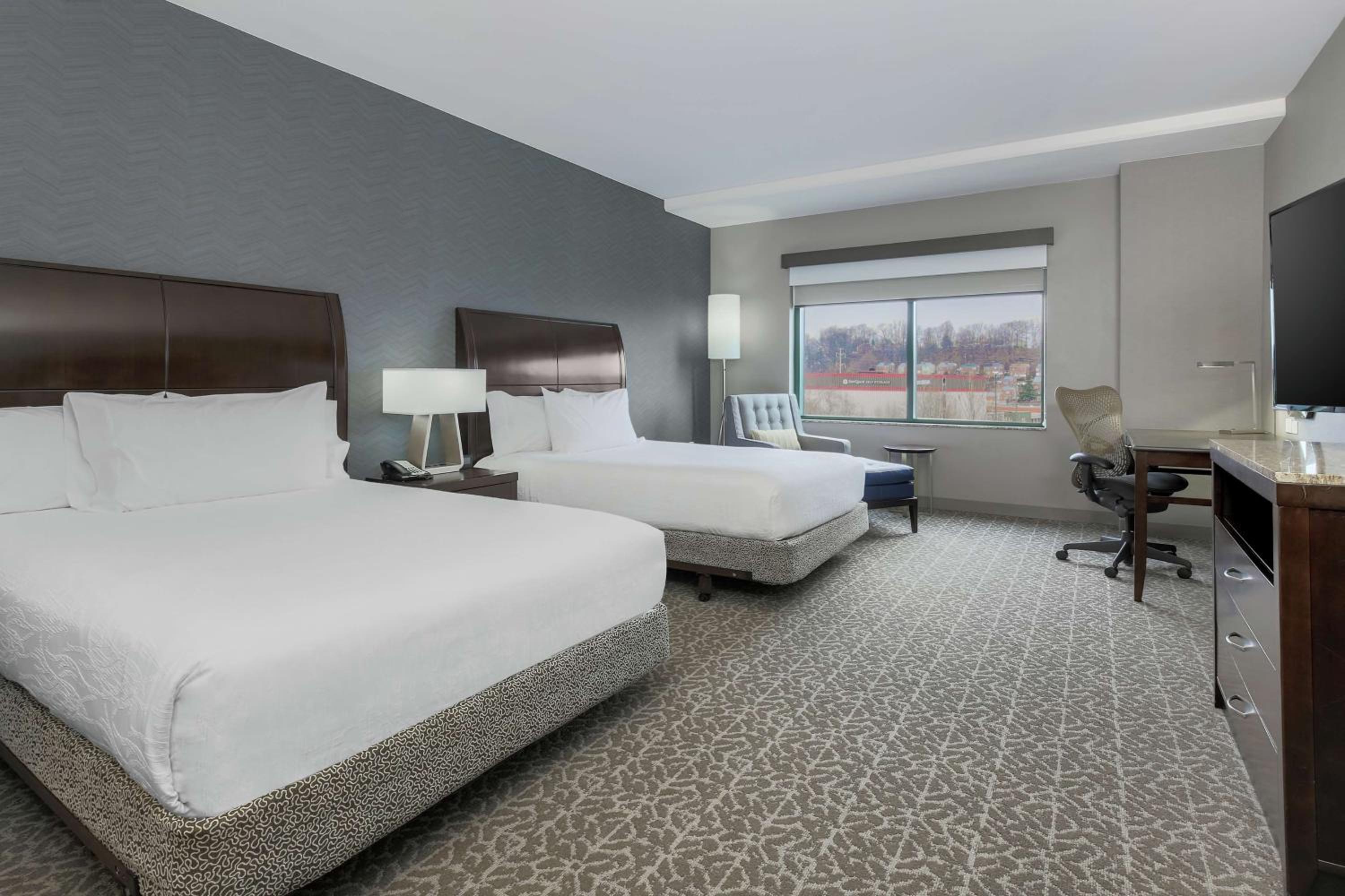 Queen Room with Two Queen Beds - Photo 2