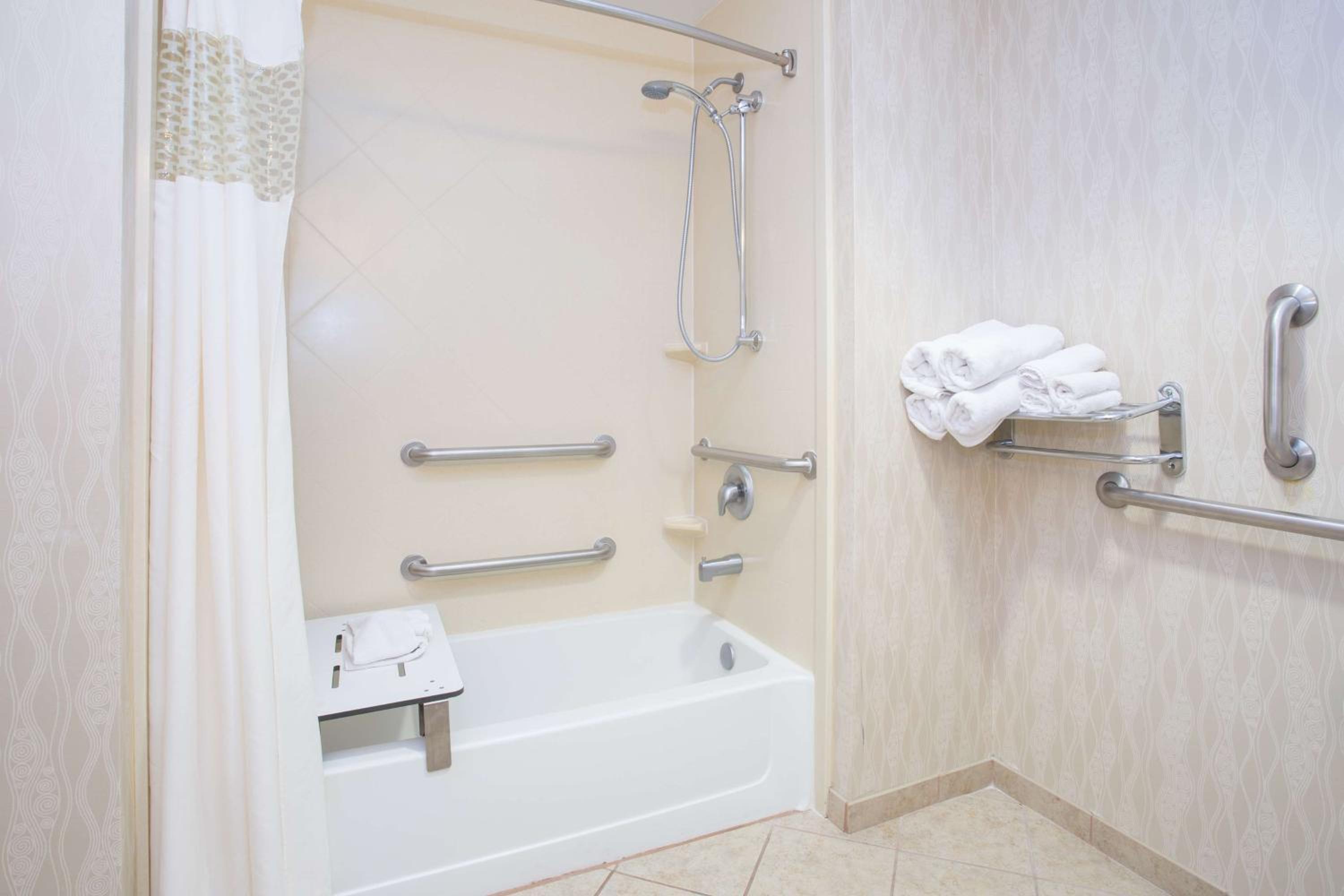 Studio with Two Queen Beds and Bath Tub - Mobility and Hearing Access/Non-Smoking - Photo 2
