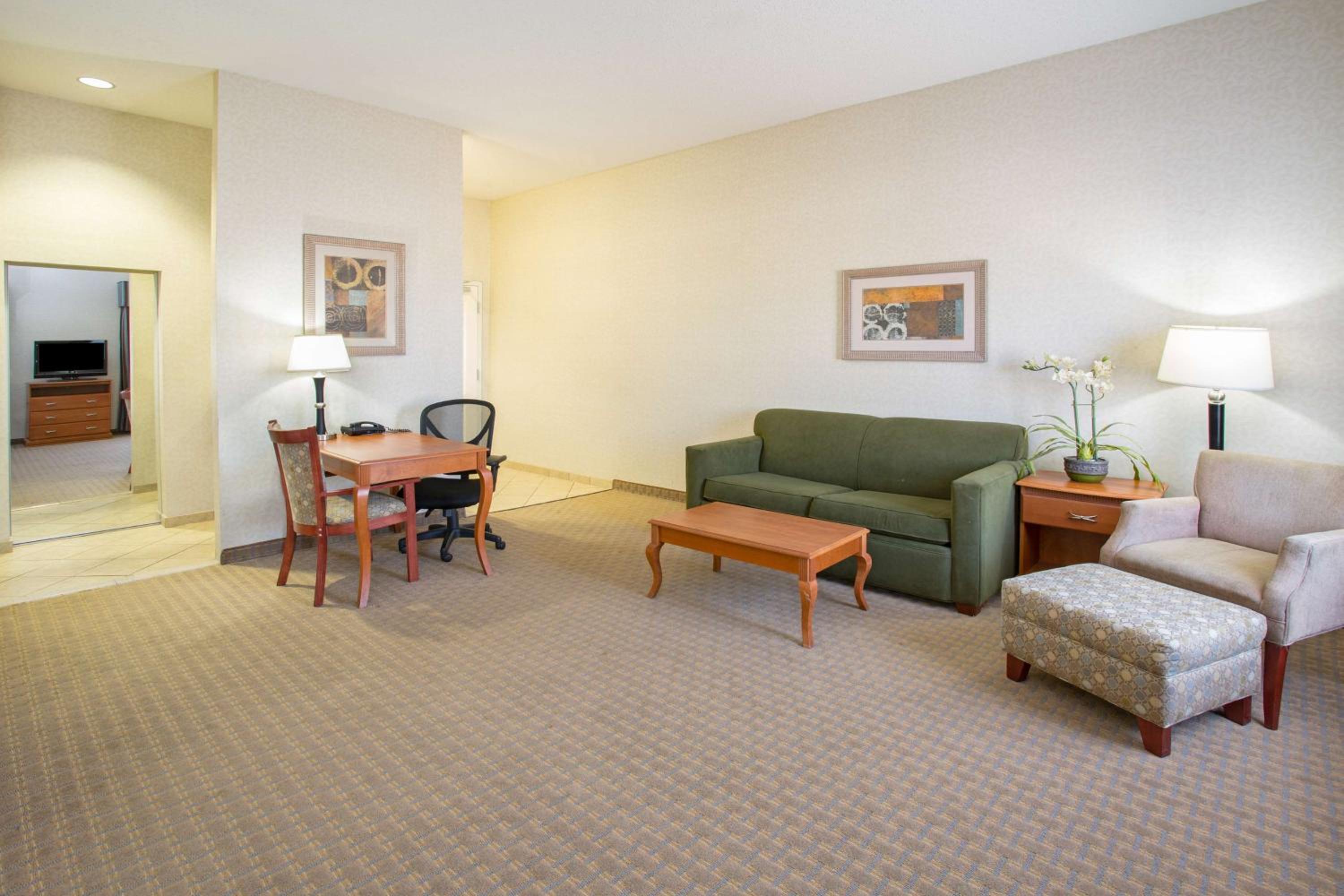 Queen Studio Suite with Two Queen Beds - Non-Smoking - Photo 2