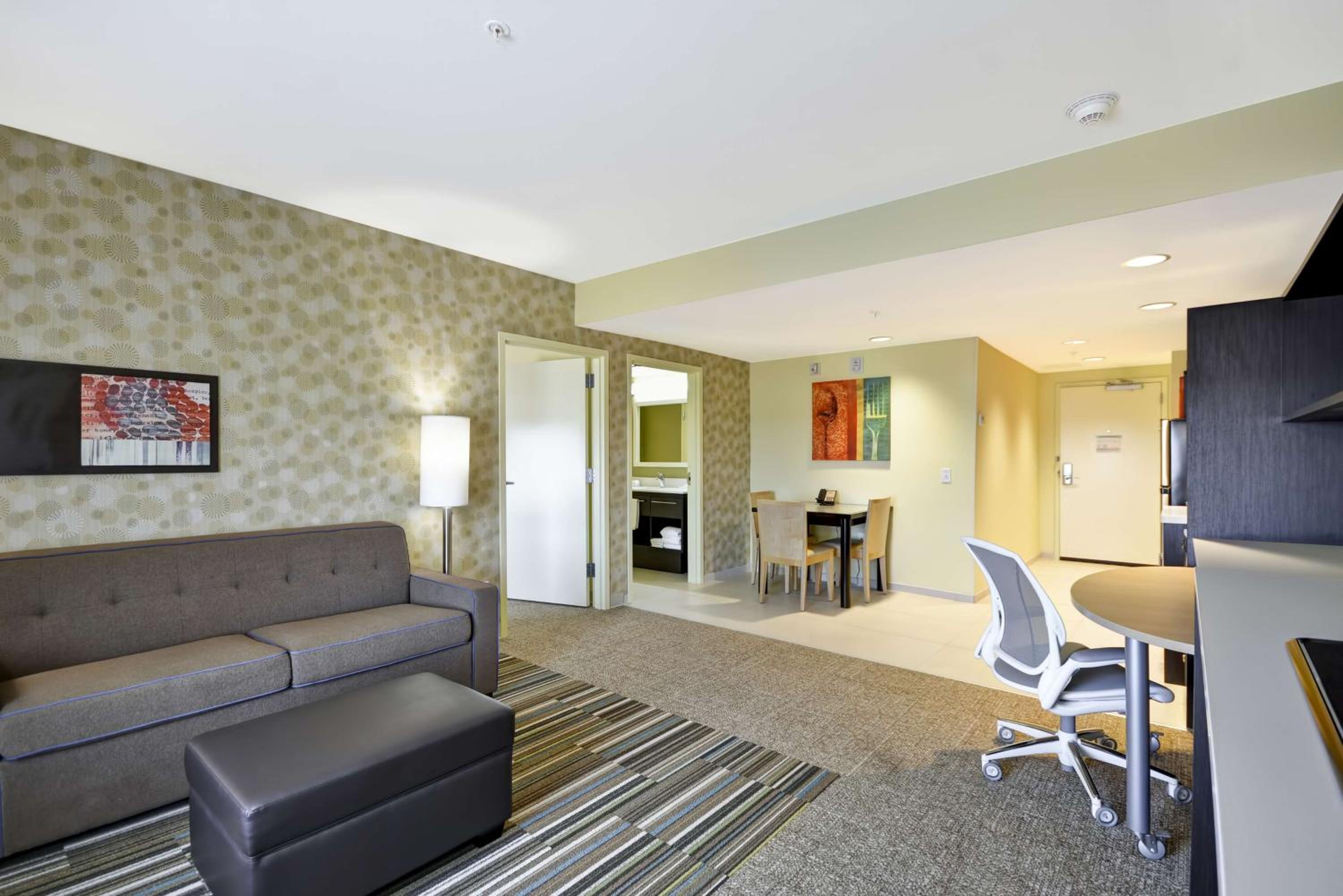 Queen Suite - Hearing Access/Non-Smoking photo 2