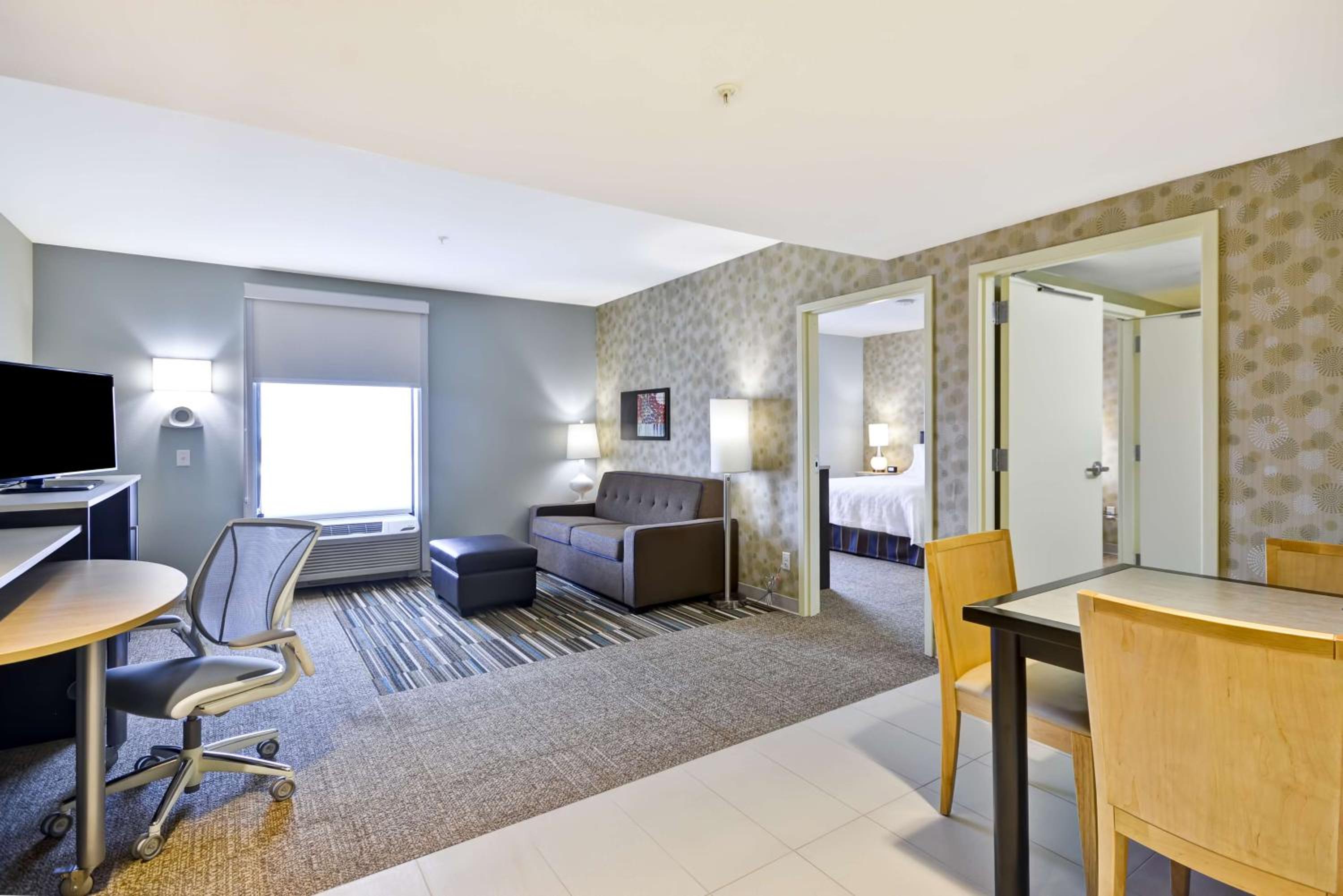 Queen Suite - Mobility Access/Non-Smoking photo 2