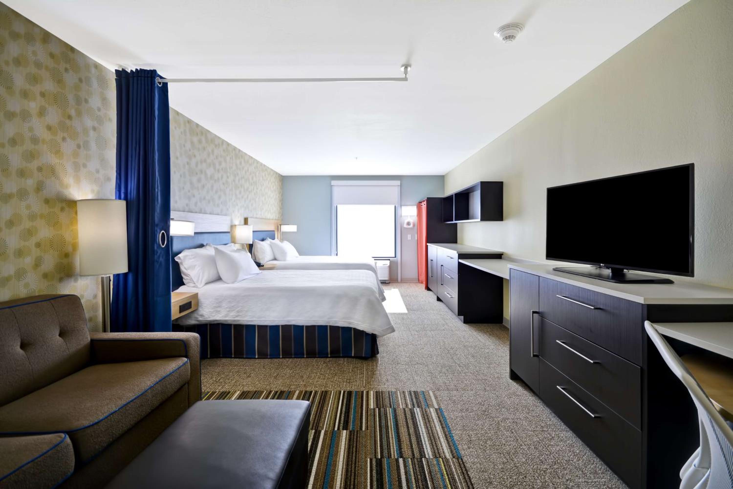 Queen Studio with Two Queen Beds - Non-Smoking photo 3