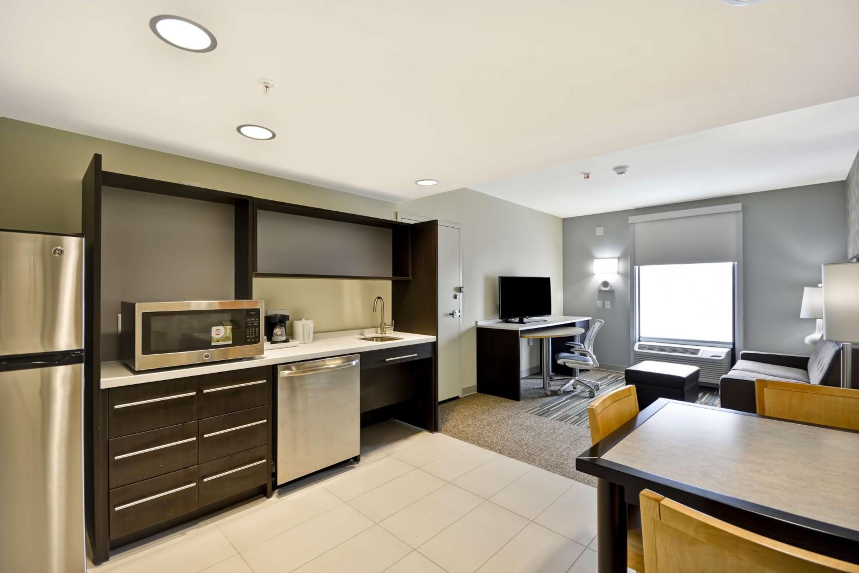 Queen Suite - Mobility Access/Non-Smoking photo 3