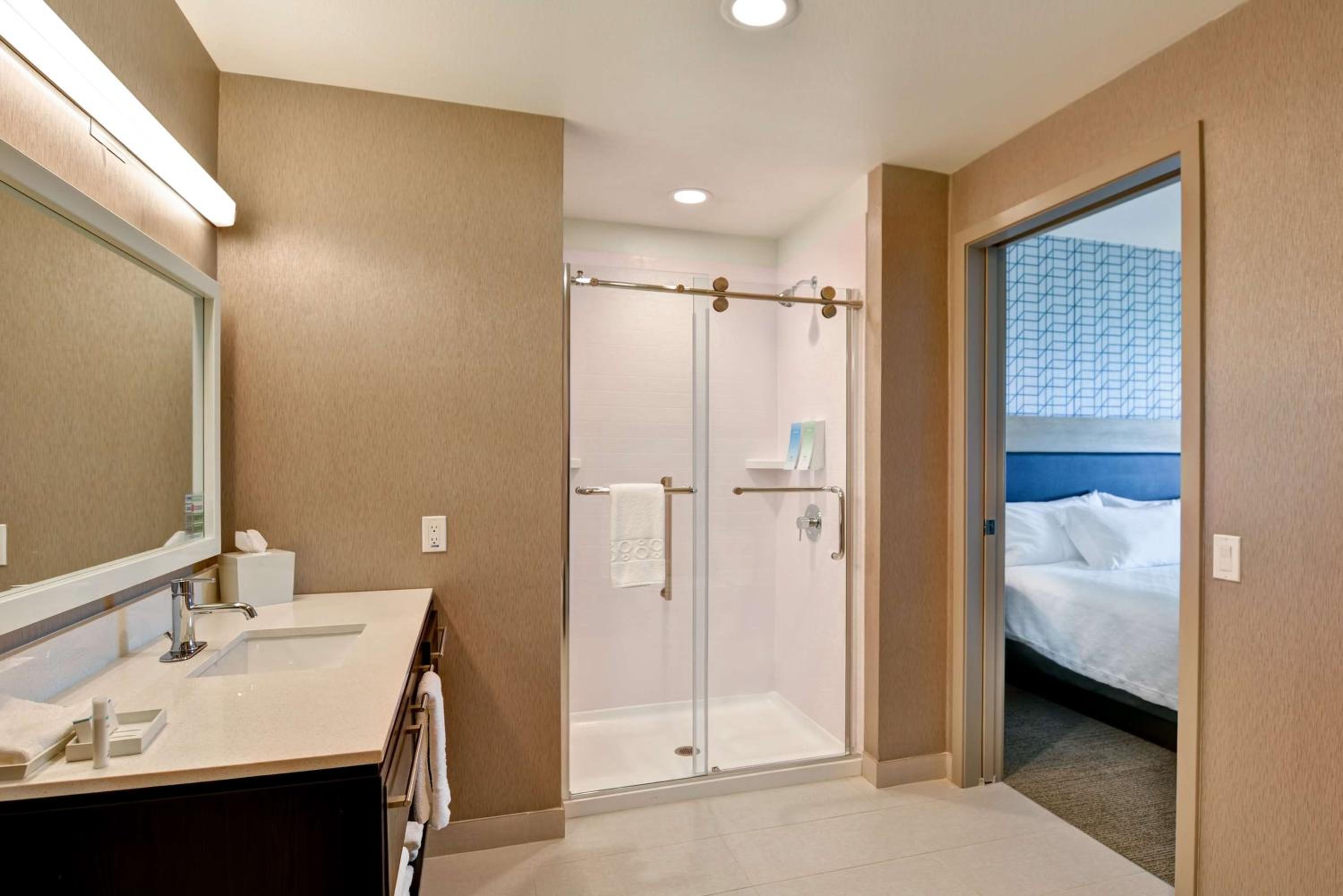 King Suite - Hearing Access/Non-Smoking photo 2